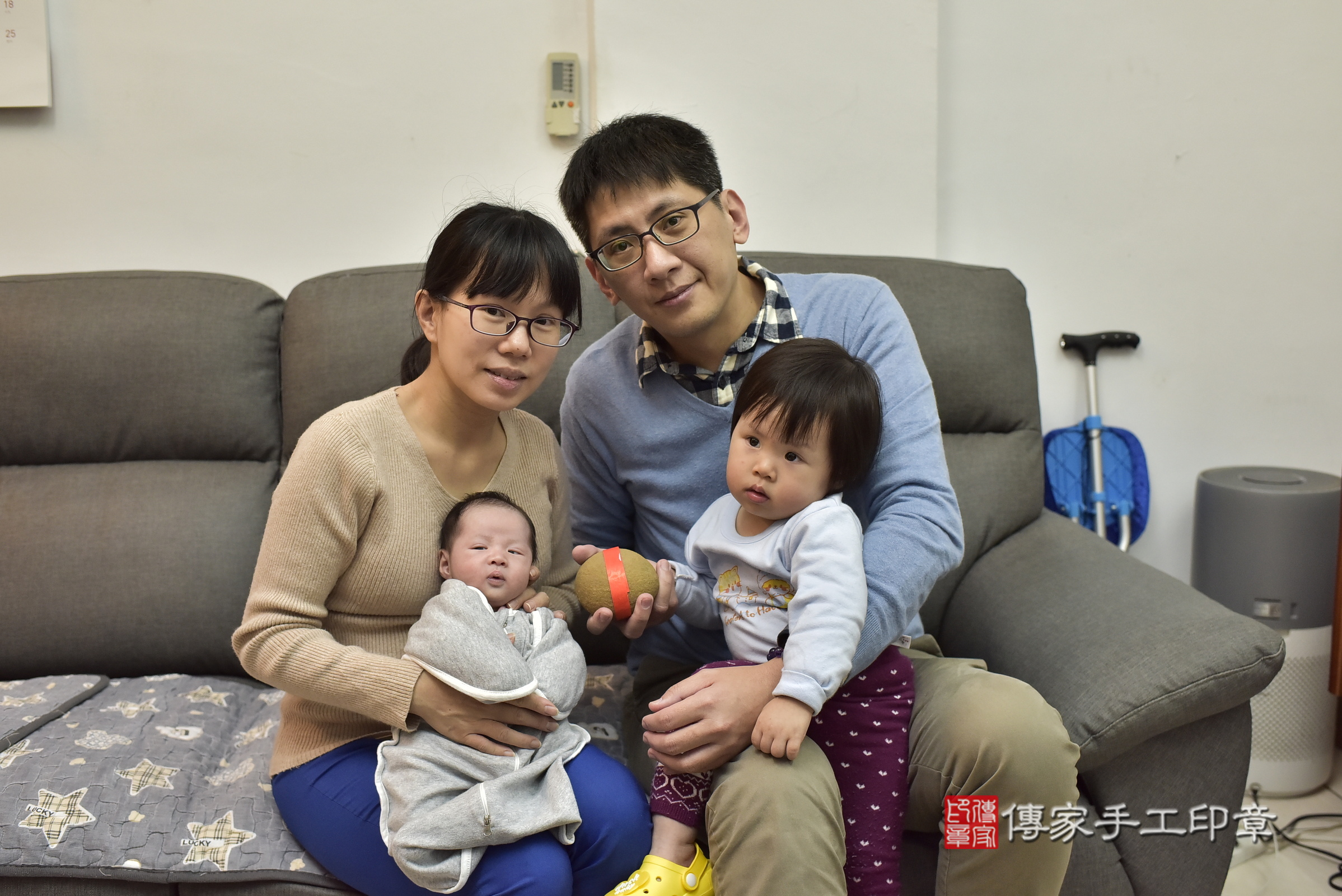 睿睿寶寶(新北市新莊區到府嬰兒睿睿寶寶滿月剃頭理髮、到府嬰兒剃胎毛儀式吉祥話)。到府剃頭剃胎毛主持、專業拍照、證書。★購買「臍帶章、肚臍章、胎毛筆刷印章」贈送：剃頭、收涎、抓周，三選一。2025.1.4，照片14