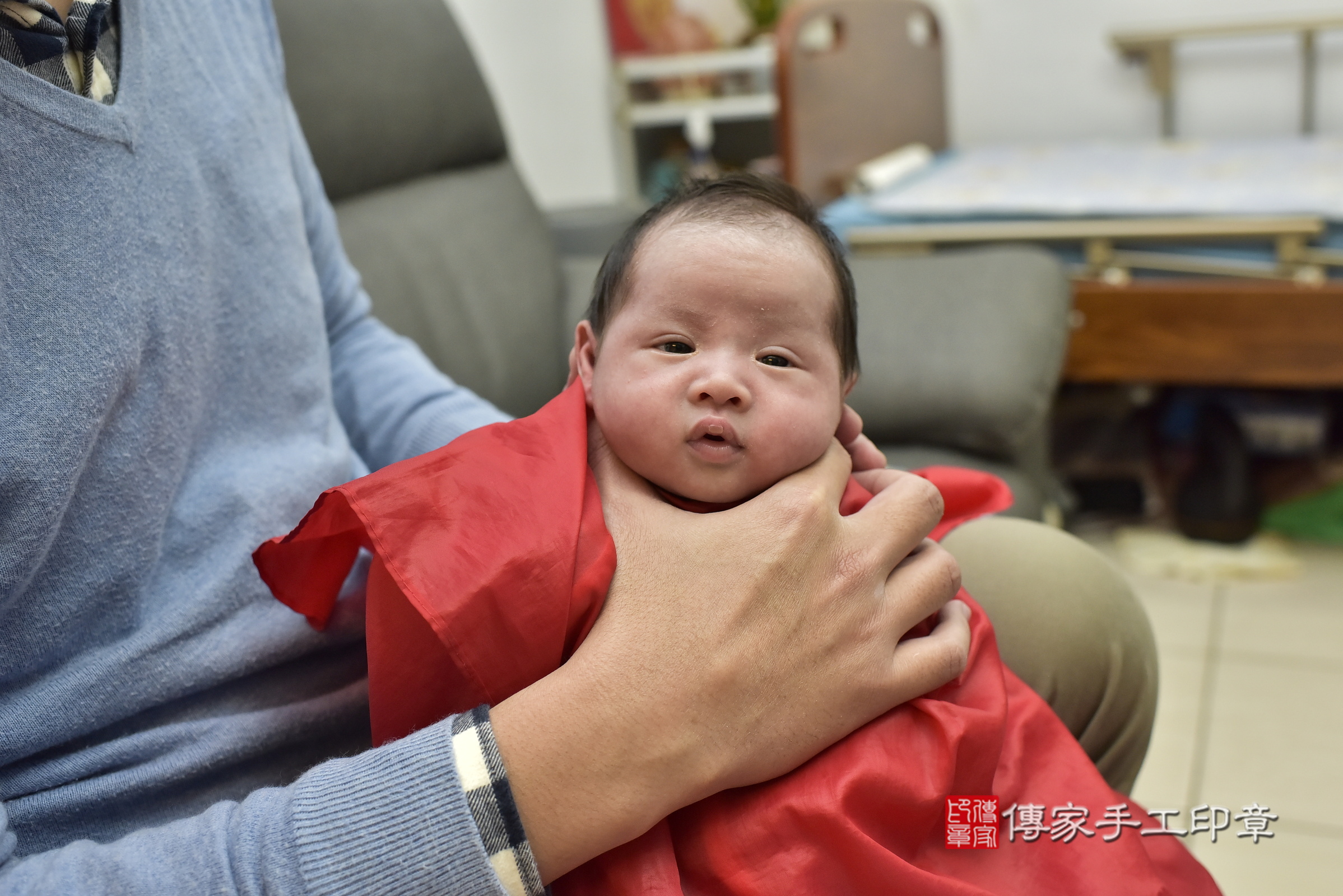 睿睿寶寶(新北市新莊區到府嬰兒睿睿寶寶滿月剃頭理髮、到府嬰兒剃胎毛儀式吉祥話)。到府剃頭剃胎毛主持、專業拍照、證書。★購買「臍帶章、肚臍章、胎毛筆刷印章」贈送：剃頭、收涎、抓周，三選一。2025.1.4，照片23