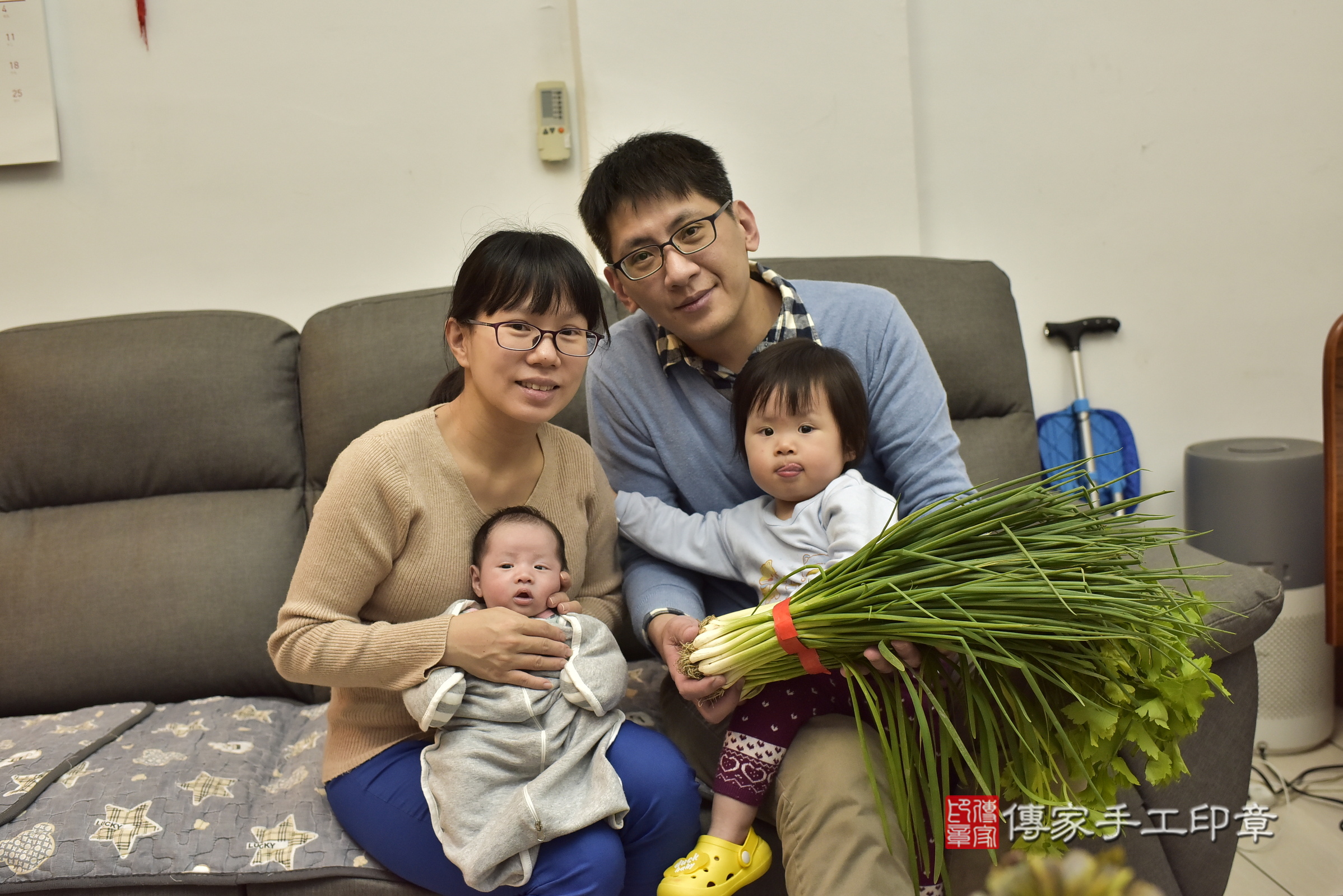 睿睿寶寶(新北市新莊區到府嬰兒睿睿寶寶滿月剃頭理髮、到府嬰兒剃胎毛儀式吉祥話)。到府剃頭剃胎毛主持、專業拍照、證書。★購買「臍帶章、肚臍章、胎毛筆刷印章」贈送：剃頭、收涎、抓周，三選一。2025.1.4，照片17