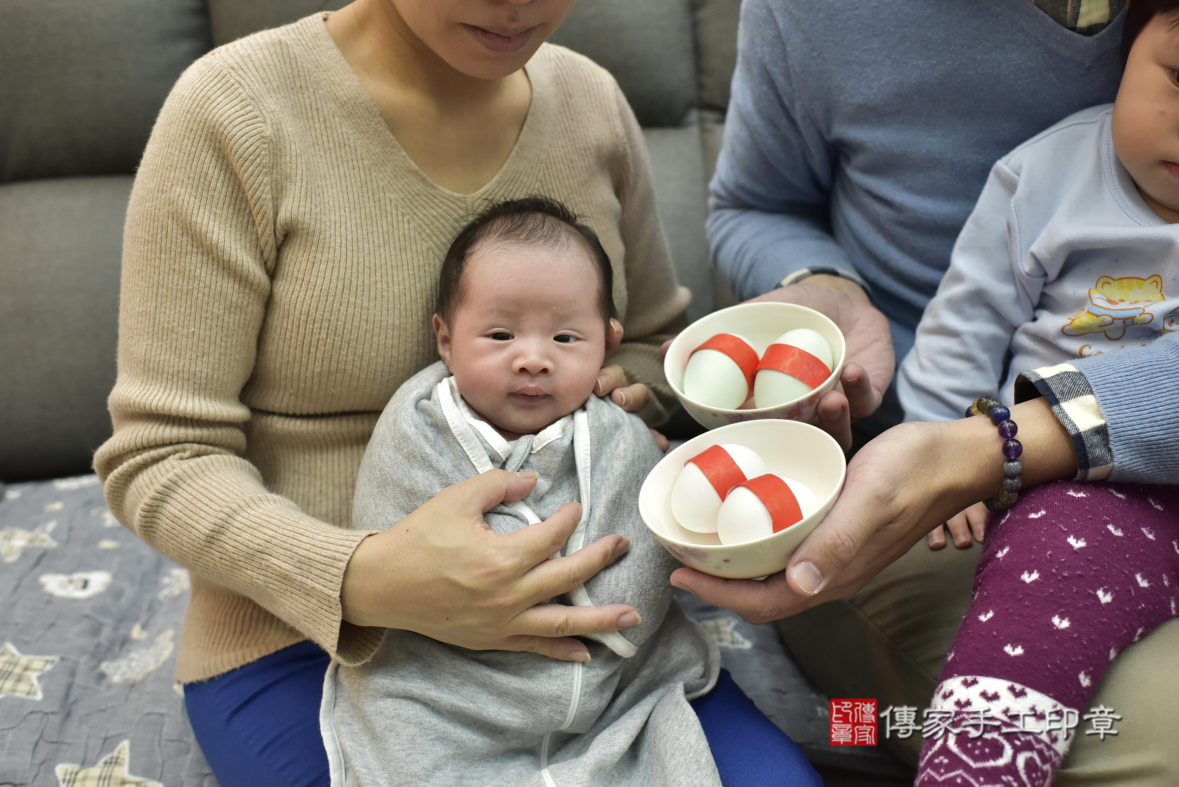 睿睿寶寶(新北市新莊區到府嬰兒睿睿寶寶滿月剃頭理髮、到府嬰兒剃胎毛儀式吉祥話)。到府剃頭剃胎毛主持、專業拍照、證書。★購買「臍帶章、肚臍章、胎毛筆刷印章」贈送：剃頭、收涎、抓周，三選一。2025.1.4，照片8