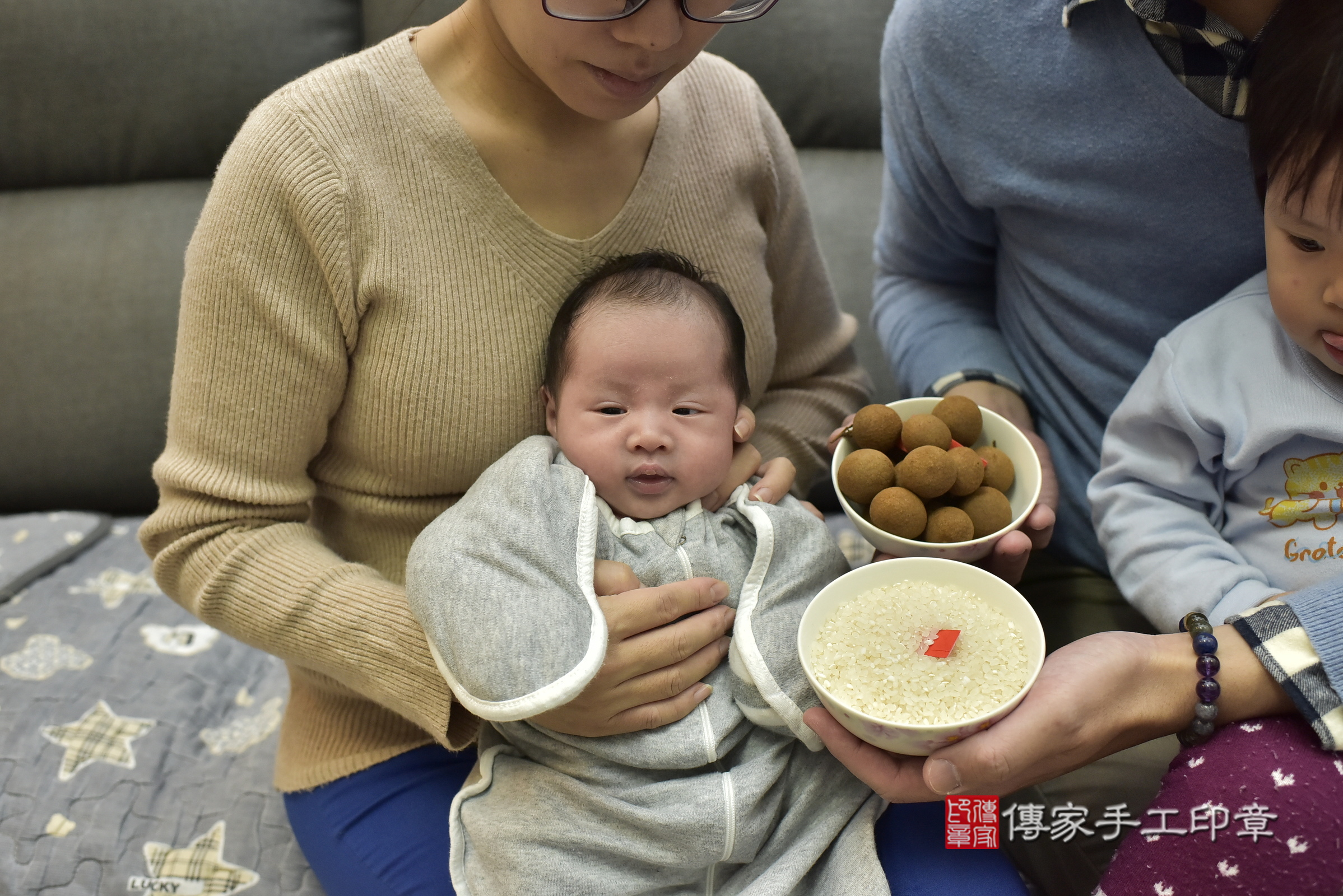 睿睿寶寶(新北市新莊區到府嬰兒睿睿寶寶滿月剃頭理髮、到府嬰兒剃胎毛儀式吉祥話)。到府剃頭剃胎毛主持、專業拍照、證書。★購買「臍帶章、肚臍章、胎毛筆刷印章」贈送：剃頭、收涎、抓周，三選一。2025.1.4，照片9