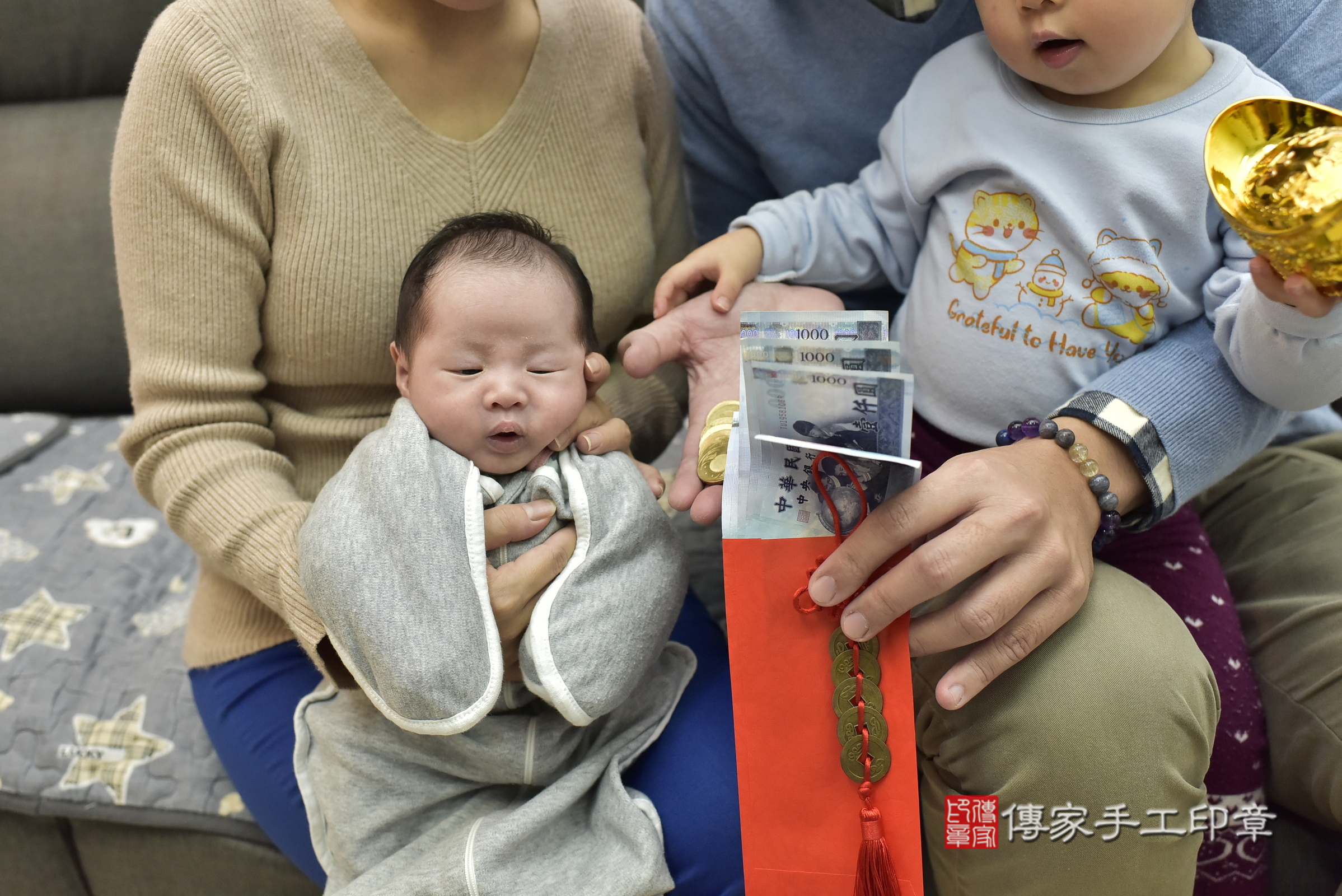 睿睿寶寶(新北市新莊區到府嬰兒睿睿寶寶滿月剃頭理髮、到府嬰兒剃胎毛儀式吉祥話)。到府剃頭剃胎毛主持、專業拍照、證書。★購買「臍帶章、肚臍章、胎毛筆刷印章」贈送：剃頭、收涎、抓周，三選一。2025.1.4，照片22