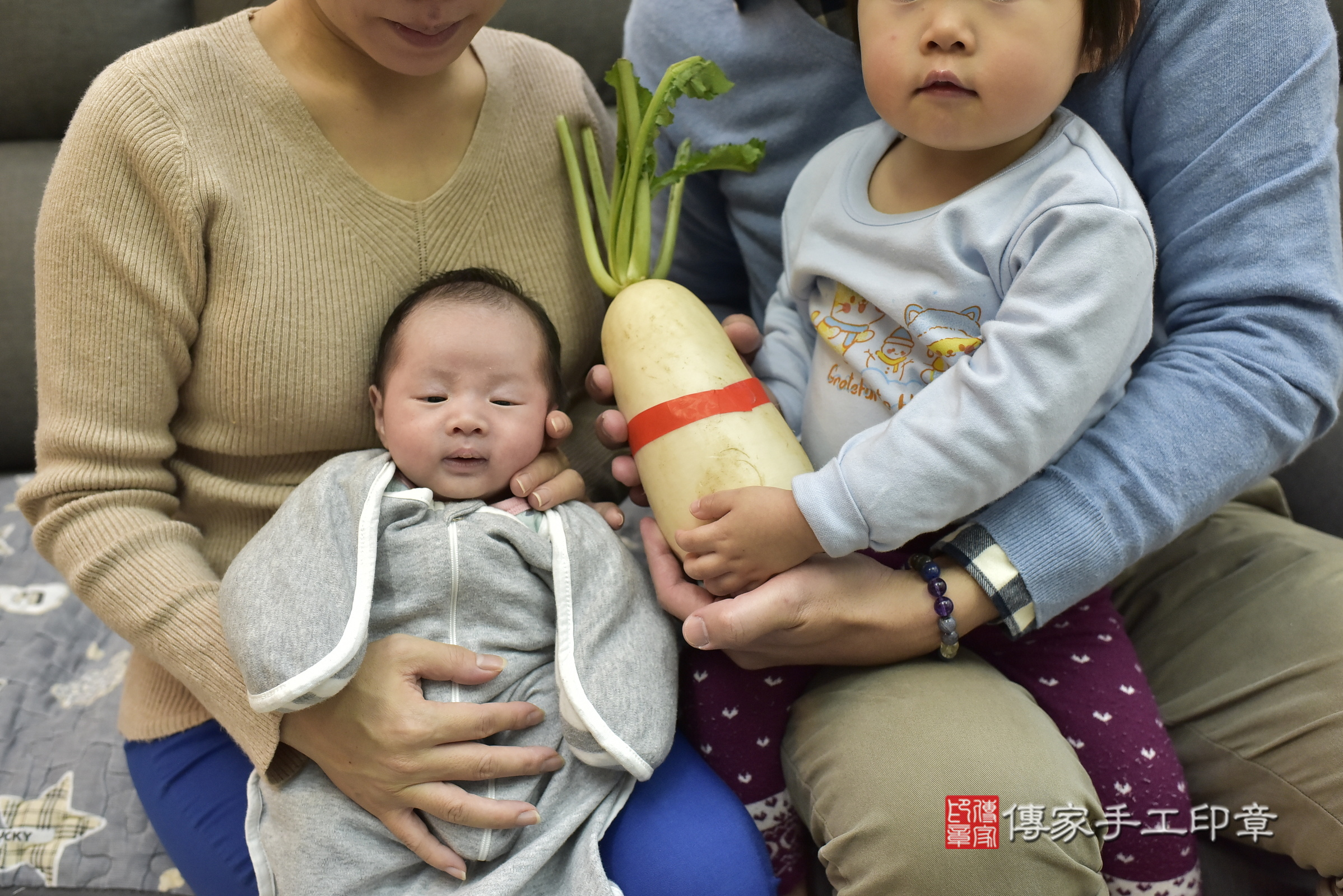 睿睿寶寶(新北市新莊區到府嬰兒睿睿寶寶滿月剃頭理髮、到府嬰兒剃胎毛儀式吉祥話)。到府剃頭剃胎毛主持、專業拍照、證書。★購買「臍帶章、肚臍章、胎毛筆刷印章」贈送：剃頭、收涎、抓周，三選一。2025.1.4，照片20