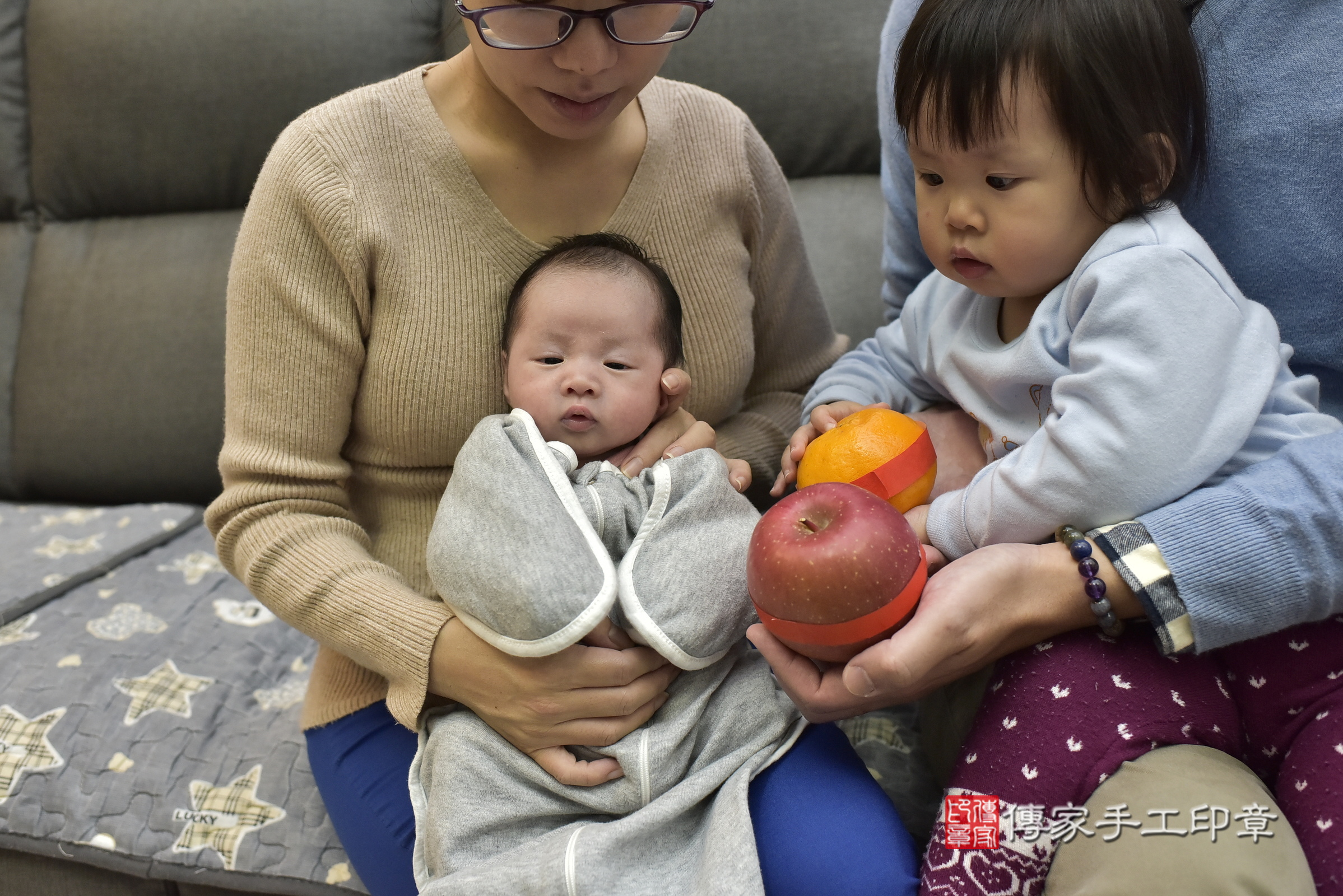 睿睿寶寶(新北市新莊區到府嬰兒睿睿寶寶滿月剃頭理髮、到府嬰兒剃胎毛儀式吉祥話)。到府剃頭剃胎毛主持、專業拍照、證書。★購買「臍帶章、肚臍章、胎毛筆刷印章」贈送：剃頭、收涎、抓周，三選一。2025.1.4，照片12