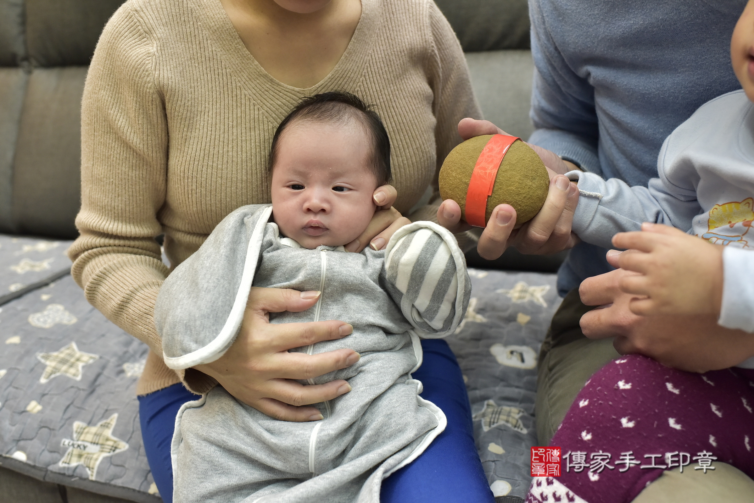 睿睿寶寶(新北市新莊區到府嬰兒睿睿寶寶滿月剃頭理髮、到府嬰兒剃胎毛儀式吉祥話)。到府剃頭剃胎毛主持、專業拍照、證書。★購買「臍帶章、肚臍章、胎毛筆刷印章」贈送：剃頭、收涎、抓周，三選一。2025.1.4，照片13