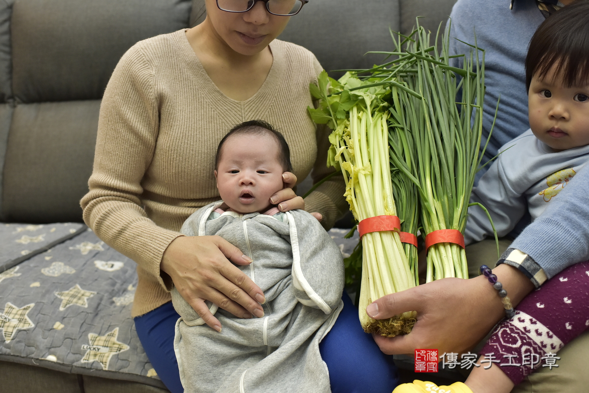 睿睿寶寶(新北市新莊區到府嬰兒睿睿寶寶滿月剃頭理髮、到府嬰兒剃胎毛儀式吉祥話)。到府剃頭剃胎毛主持、專業拍照、證書。★購買「臍帶章、肚臍章、胎毛筆刷印章」贈送：剃頭、收涎、抓周，三選一。2025.1.4，照片18