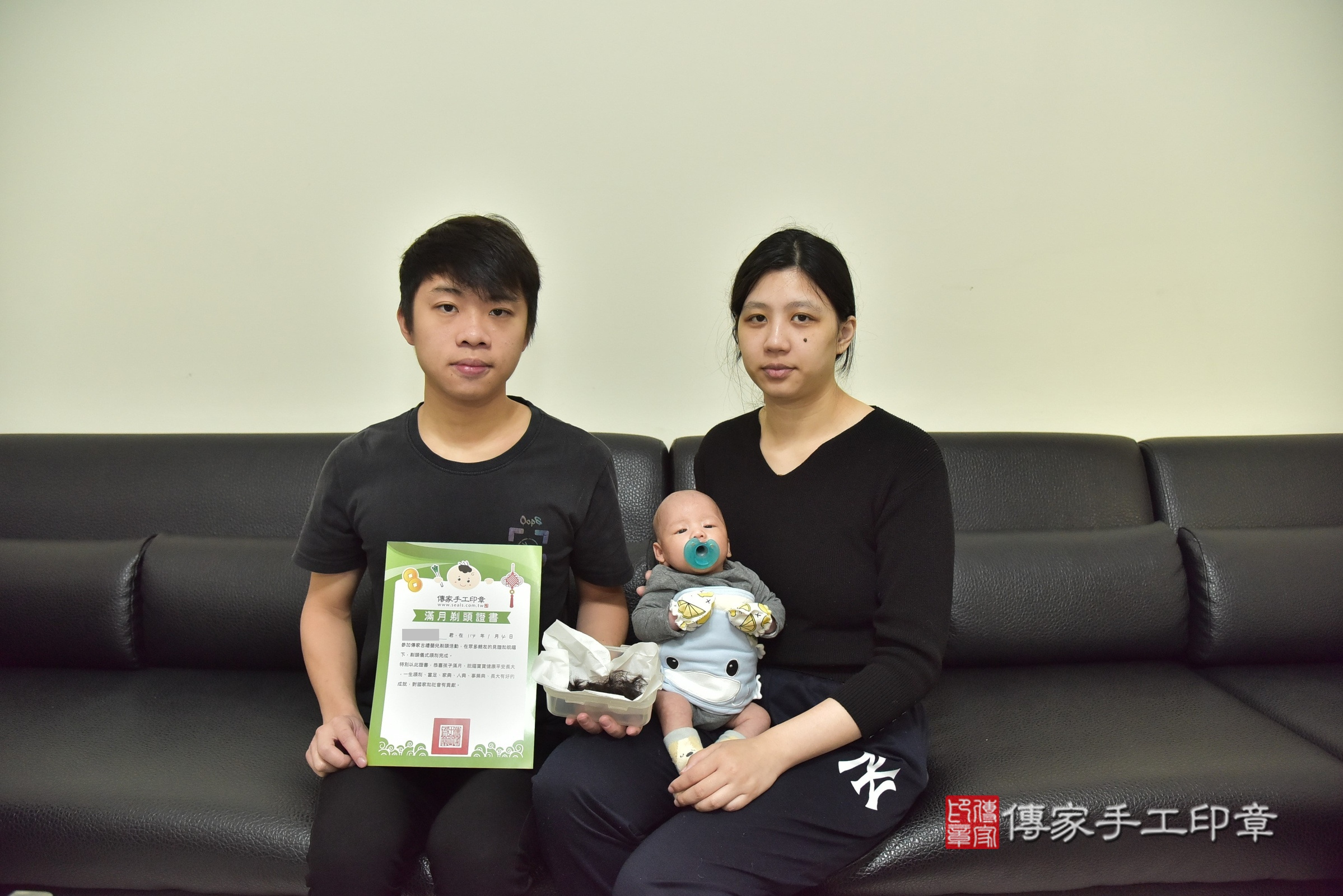 小焺寶寶(新北市蘆洲區到府嬰兒小焺寶寶滿月剃頭理髮、到府嬰兒剃胎毛儀式吉祥話)。到府剃頭剃胎毛主持、專業拍照、證書。★購買「臍帶章、肚臍章、胎毛筆刷印章」贈送：剃頭、收涎、抓周，三選一。2025.1.4，照片16