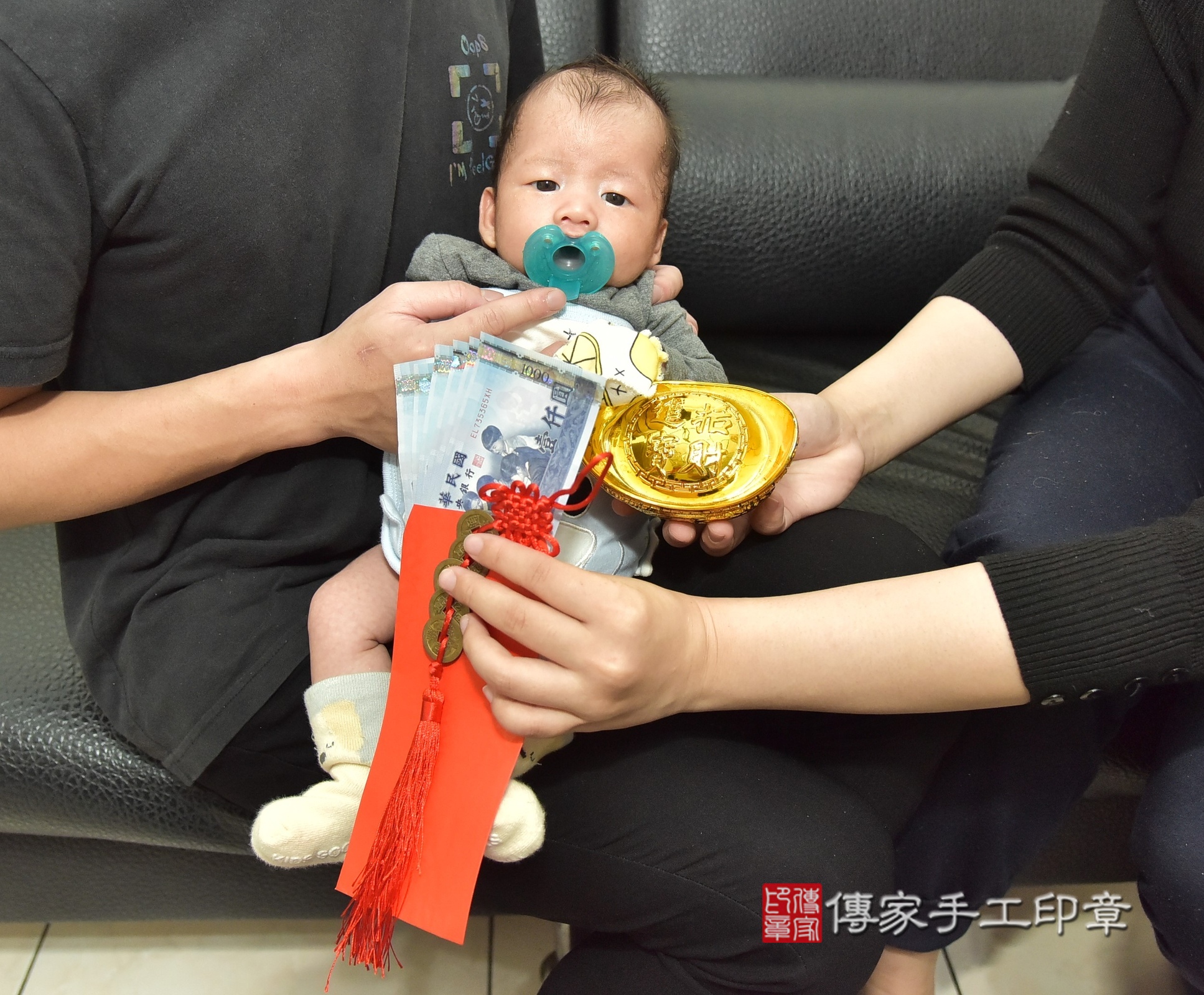 小焺寶寶(新北市蘆洲區到府嬰兒小焺寶寶滿月剃頭理髮、到府嬰兒剃胎毛儀式吉祥話)。到府剃頭剃胎毛主持、專業拍照、證書。★購買「臍帶章、肚臍章、胎毛筆刷印章」贈送：剃頭、收涎、抓周，三選一。2025.1.4，照片12
