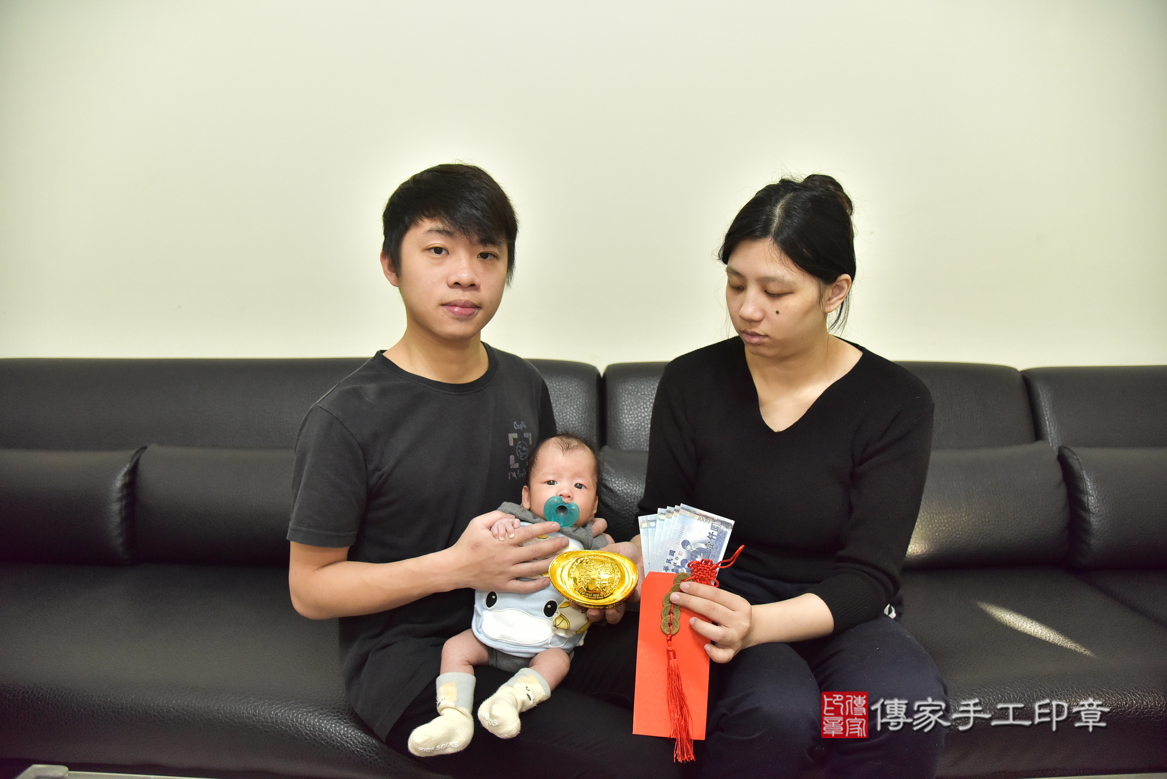 小焺寶寶(新北市蘆洲區到府嬰兒小焺寶寶滿月剃頭理髮、到府嬰兒剃胎毛儀式吉祥話)。到府剃頭剃胎毛主持、專業拍照、證書。★購買「臍帶章、肚臍章、胎毛筆刷印章」贈送：剃頭、收涎、抓周，三選一。2025.1.4，照片11