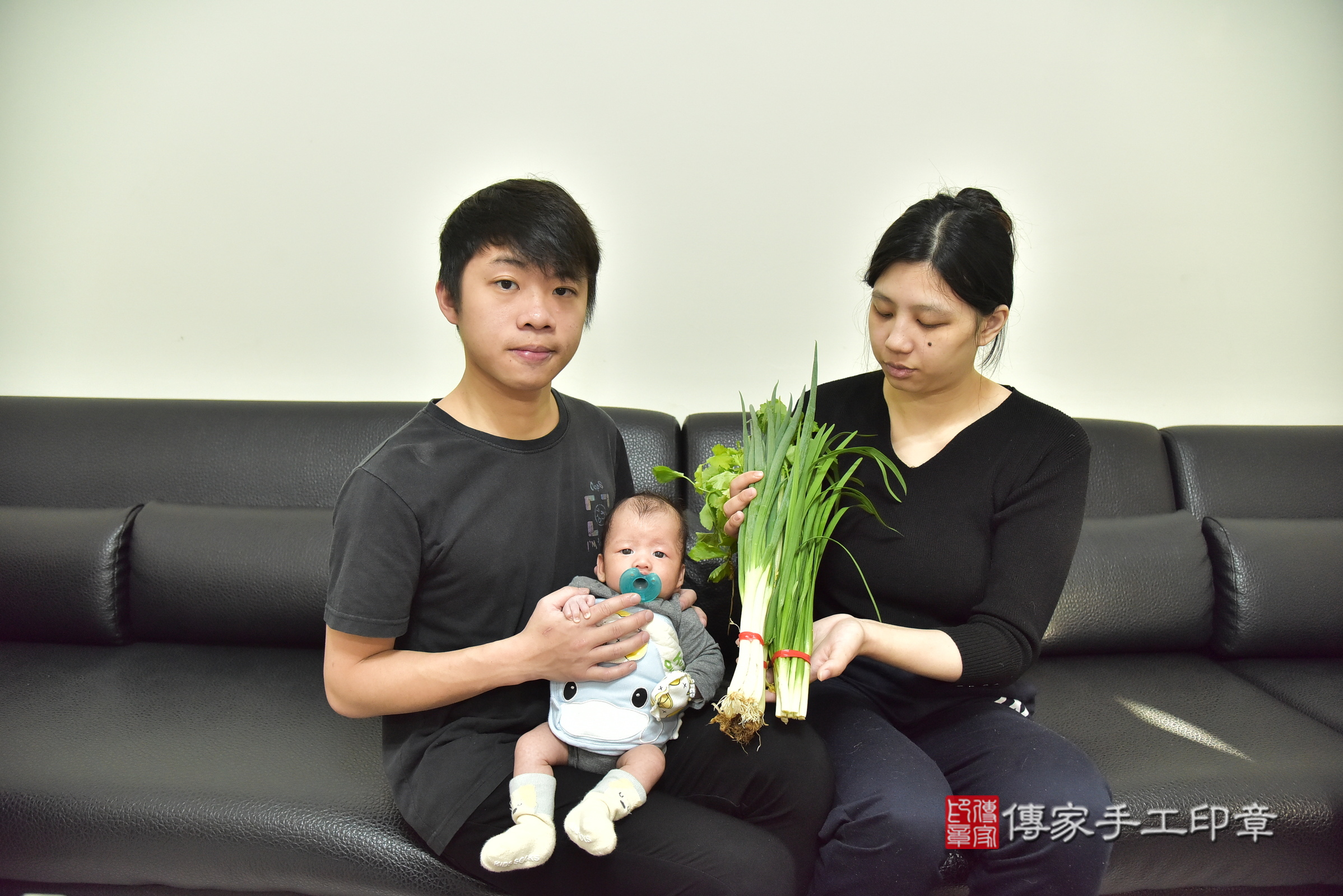 小焺寶寶(新北市蘆洲區到府嬰兒小焺寶寶滿月剃頭理髮、到府嬰兒剃胎毛儀式吉祥話)。到府剃頭剃胎毛主持、專業拍照、證書。★購買「臍帶章、肚臍章、胎毛筆刷印章」贈送：剃頭、收涎、抓周，三選一。2025.1.4，照片10