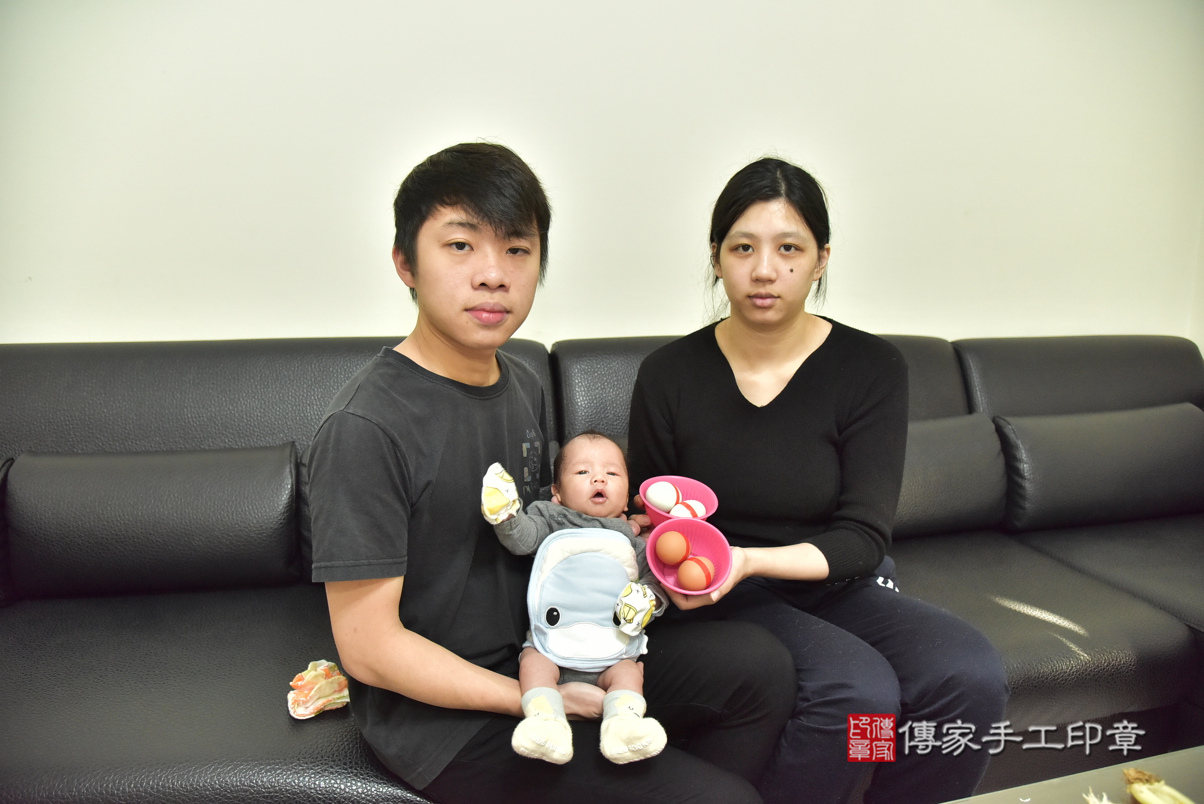小焺寶寶(新北市蘆洲區到府嬰兒小焺寶寶滿月剃頭理髮、到府嬰兒剃胎毛儀式吉祥話)。到府剃頭剃胎毛主持、專業拍照、證書。★購買「臍帶章、肚臍章、胎毛筆刷印章」贈送：剃頭、收涎、抓周，三選一。2025.1.4，照片5