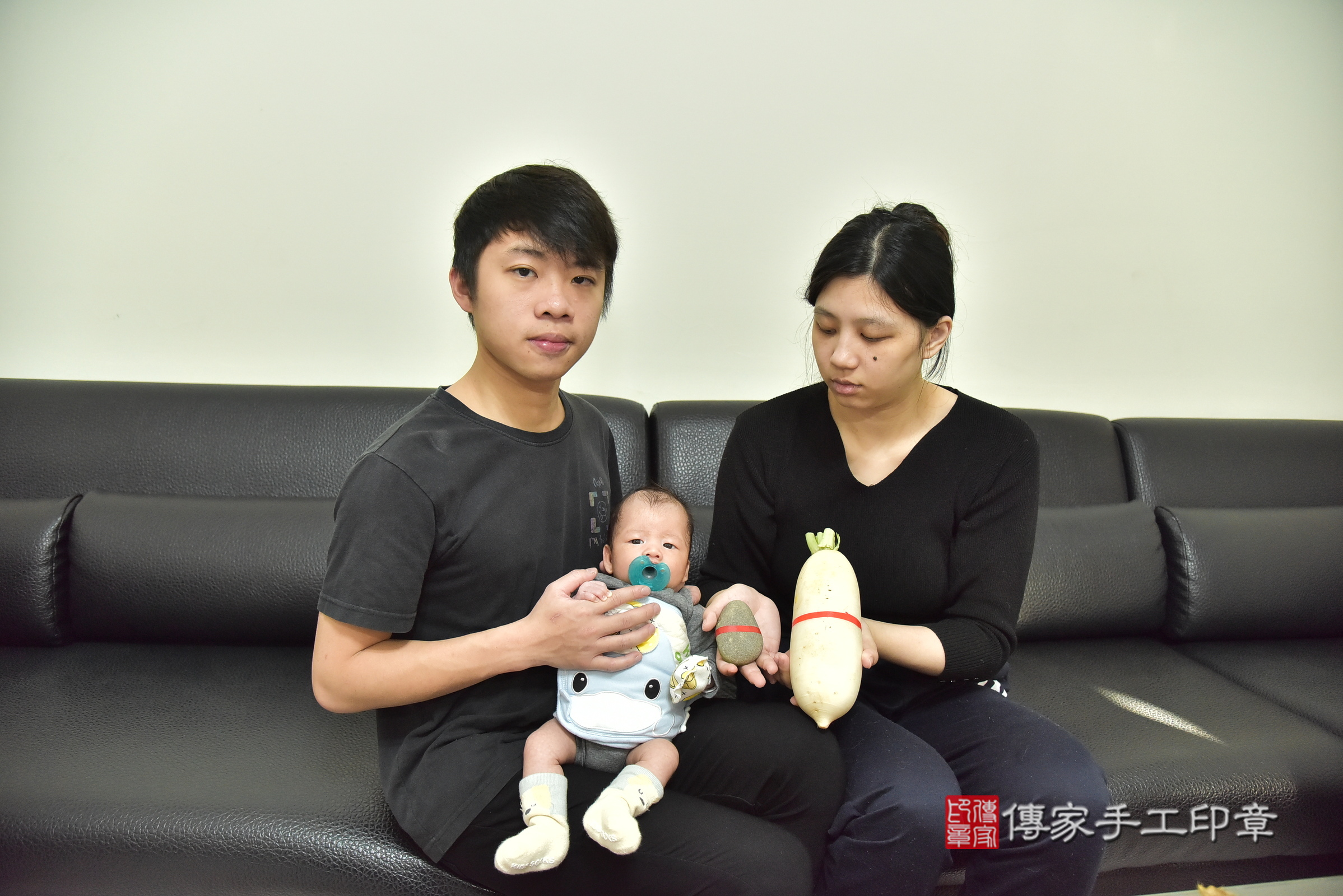 小焺寶寶(新北市蘆洲區到府嬰兒小焺寶寶滿月剃頭理髮、到府嬰兒剃胎毛儀式吉祥話)。到府剃頭剃胎毛主持、專業拍照、證書。★購買「臍帶章、肚臍章、胎毛筆刷印章」贈送：剃頭、收涎、抓周，三選一。2025.1.4，照片9