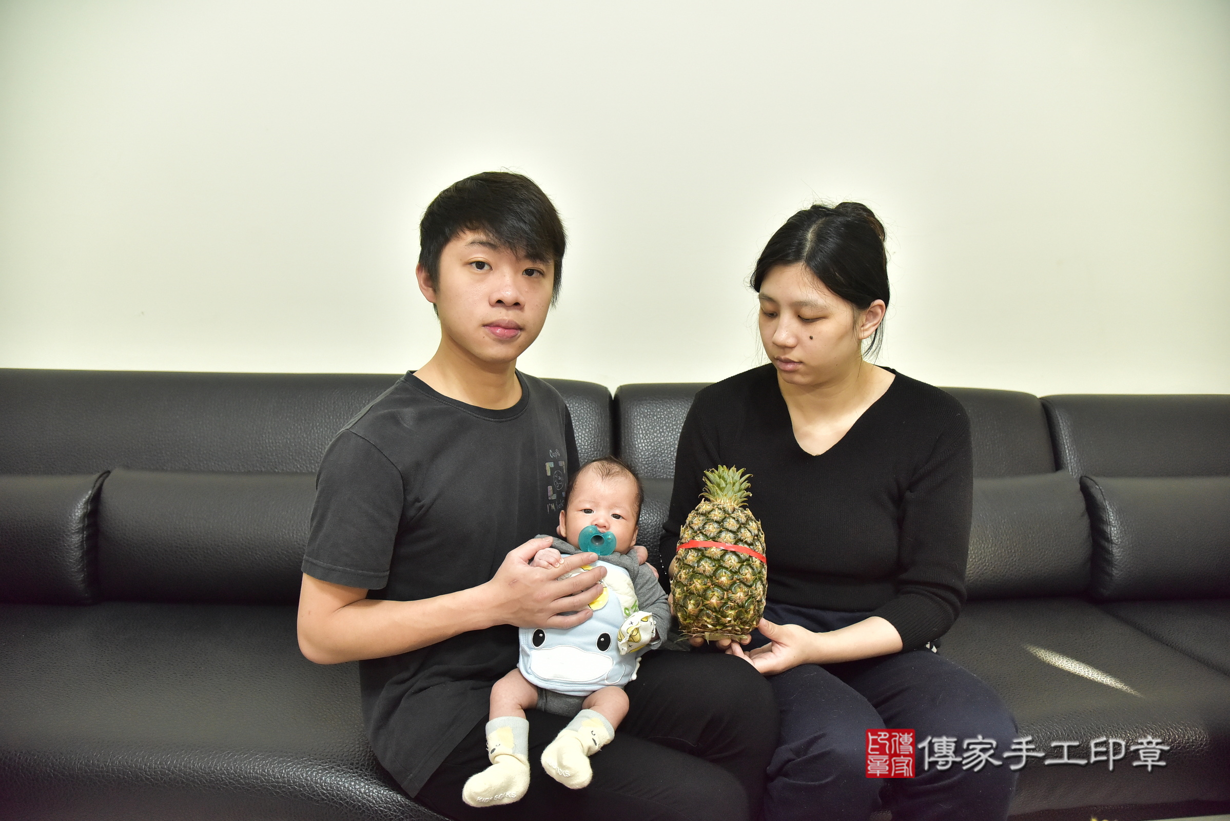 小焺寶寶(新北市蘆洲區到府嬰兒小焺寶寶滿月剃頭理髮、到府嬰兒剃胎毛儀式吉祥話)。到府剃頭剃胎毛主持、專業拍照、證書。★購買「臍帶章、肚臍章、胎毛筆刷印章」贈送：剃頭、收涎、抓周，三選一。2025.1.4，照片8