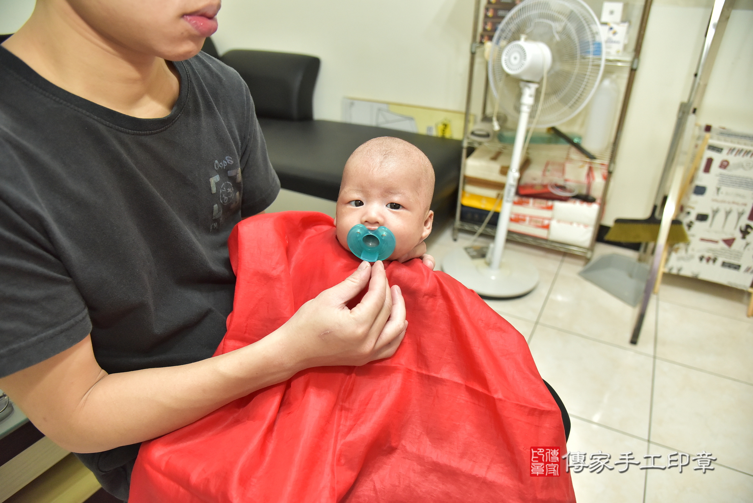 小焺寶寶(新北市蘆洲區到府嬰兒小焺寶寶滿月剃頭理髮、到府嬰兒剃胎毛儀式吉祥話)。到府剃頭剃胎毛主持、專業拍照、證書。★購買「臍帶章、肚臍章、胎毛筆刷印章」贈送：剃頭、收涎、抓周，三選一。2025.1.4，照片14