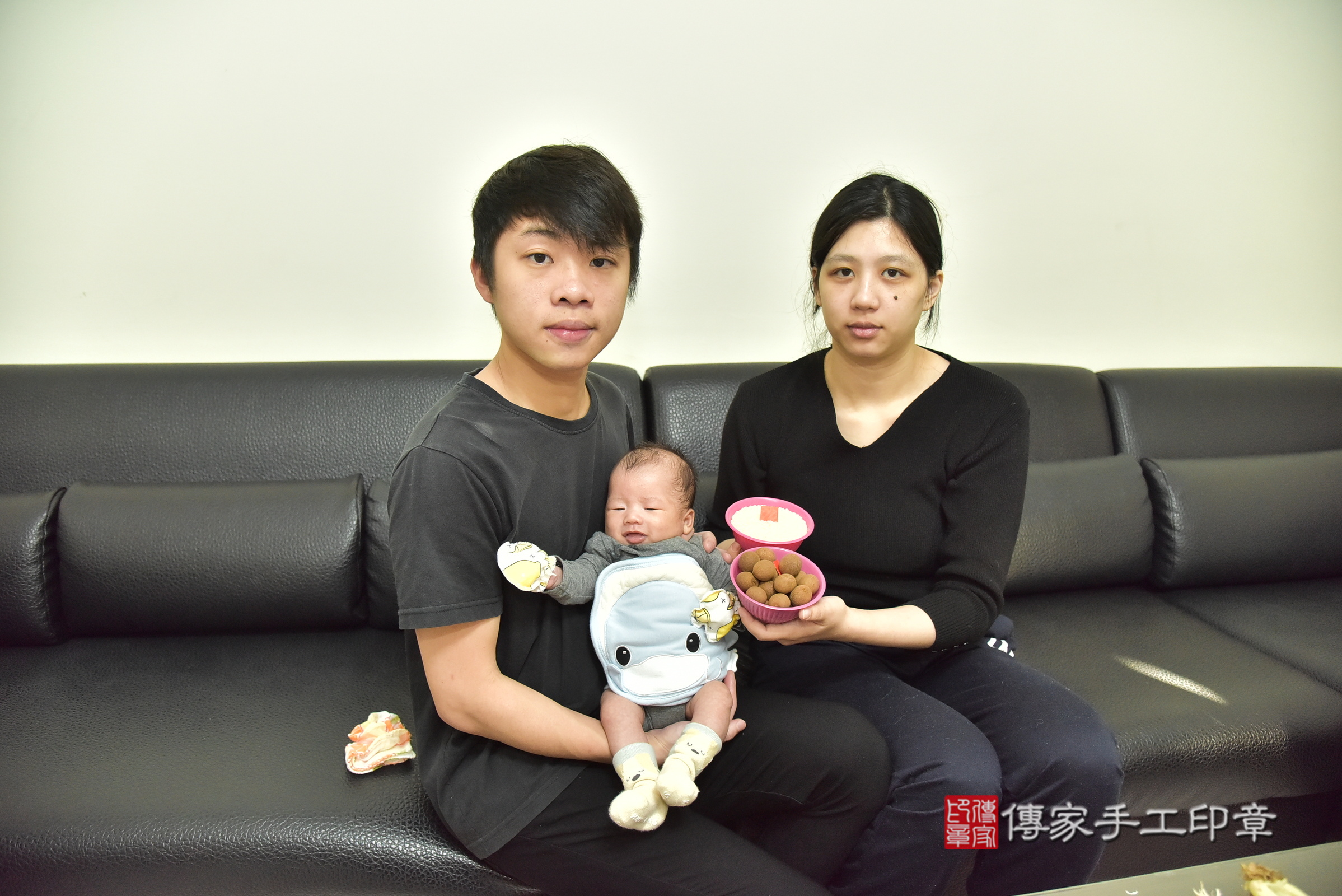 小焺寶寶(新北市蘆洲區到府嬰兒小焺寶寶滿月剃頭理髮、到府嬰兒剃胎毛儀式吉祥話)。到府剃頭剃胎毛主持、專業拍照、證書。★購買「臍帶章、肚臍章、胎毛筆刷印章」贈送：剃頭、收涎、抓周，三選一。2025.1.4，照片6