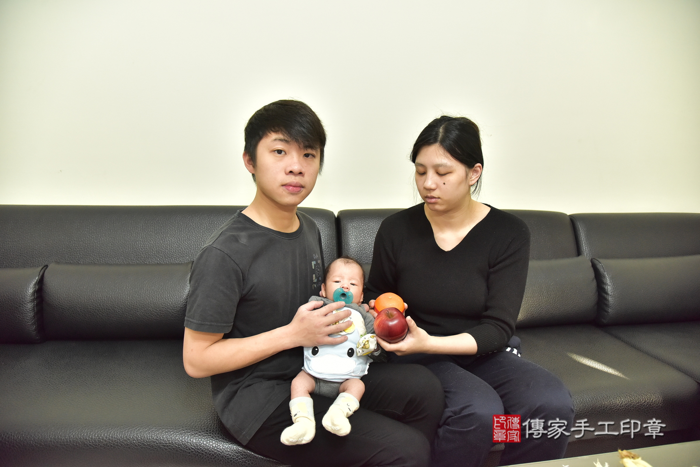 小焺寶寶(新北市蘆洲區到府嬰兒小焺寶寶滿月剃頭理髮、到府嬰兒剃胎毛儀式吉祥話)。到府剃頭剃胎毛主持、專業拍照、證書。★購買「臍帶章、肚臍章、胎毛筆刷印章」贈送：剃頭、收涎、抓周，三選一。2025.1.4，照片7