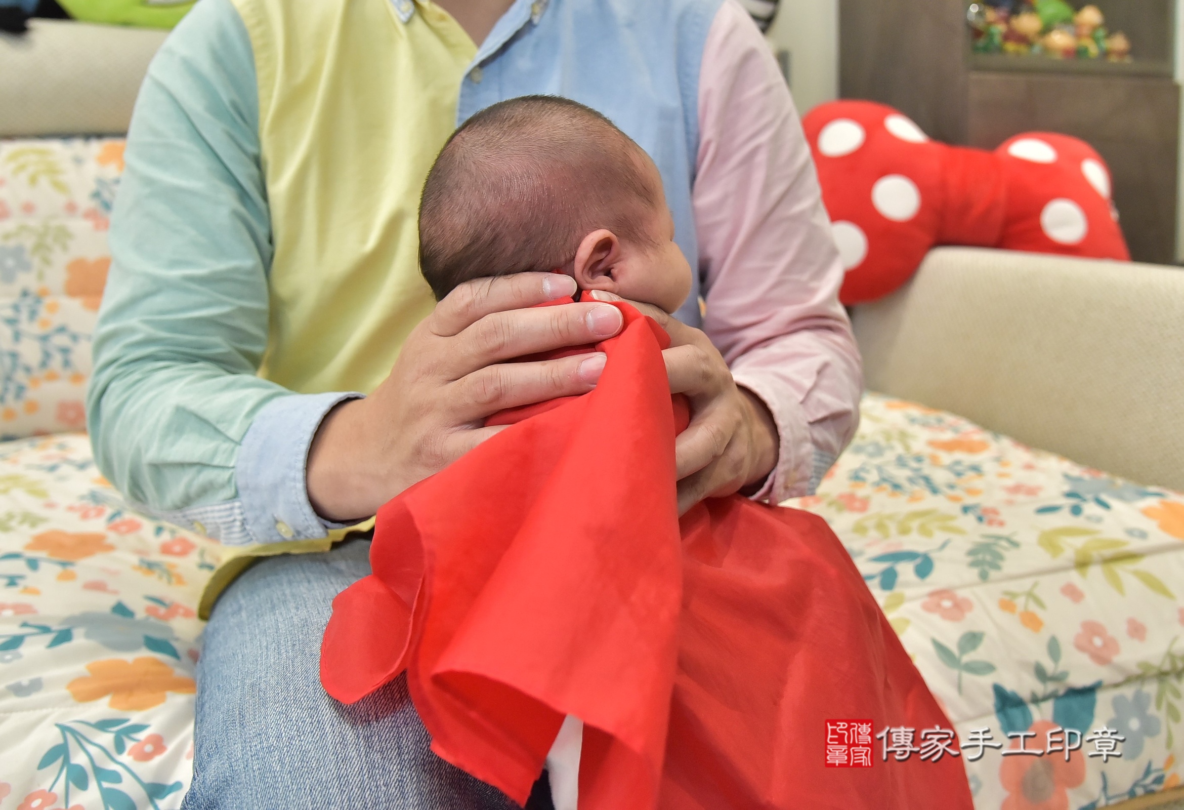 小維寶寶(新北市新莊區到府嬰兒小維寶寶滿月剃頭理髮、到府嬰兒剃胎毛儀式吉祥話)。到府剃頭剃胎毛主持、專業拍照、證書。★購買「臍帶章、肚臍章、胎毛筆刷印章」贈送：剃頭、收涎、抓周，三選一。2025.1.6，照片14