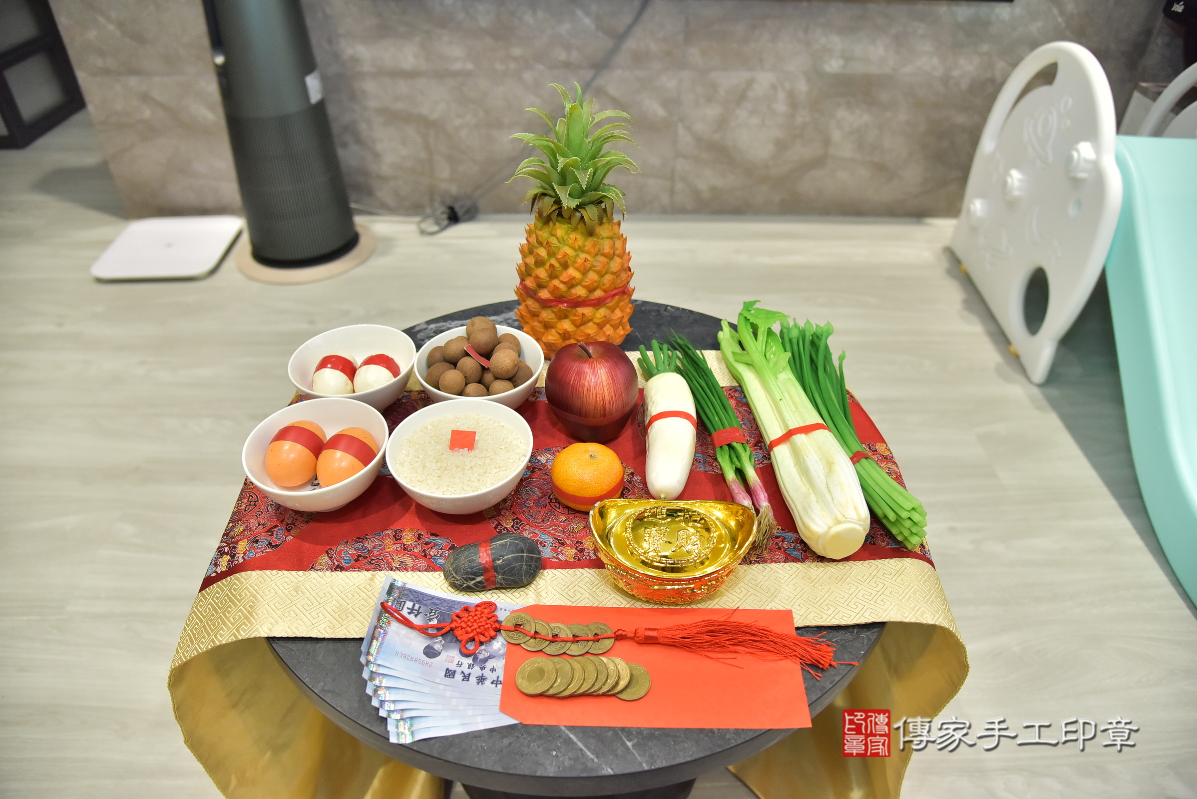 小維寶寶(新北市新莊區到府嬰兒小維寶寶滿月剃頭理髮、到府嬰兒剃胎毛儀式吉祥話)。到府剃頭剃胎毛主持、專業拍照、證書。★購買「臍帶章、肚臍章、胎毛筆刷印章」贈送：剃頭、收涎、抓周，三選一。2025.1.6，照片4