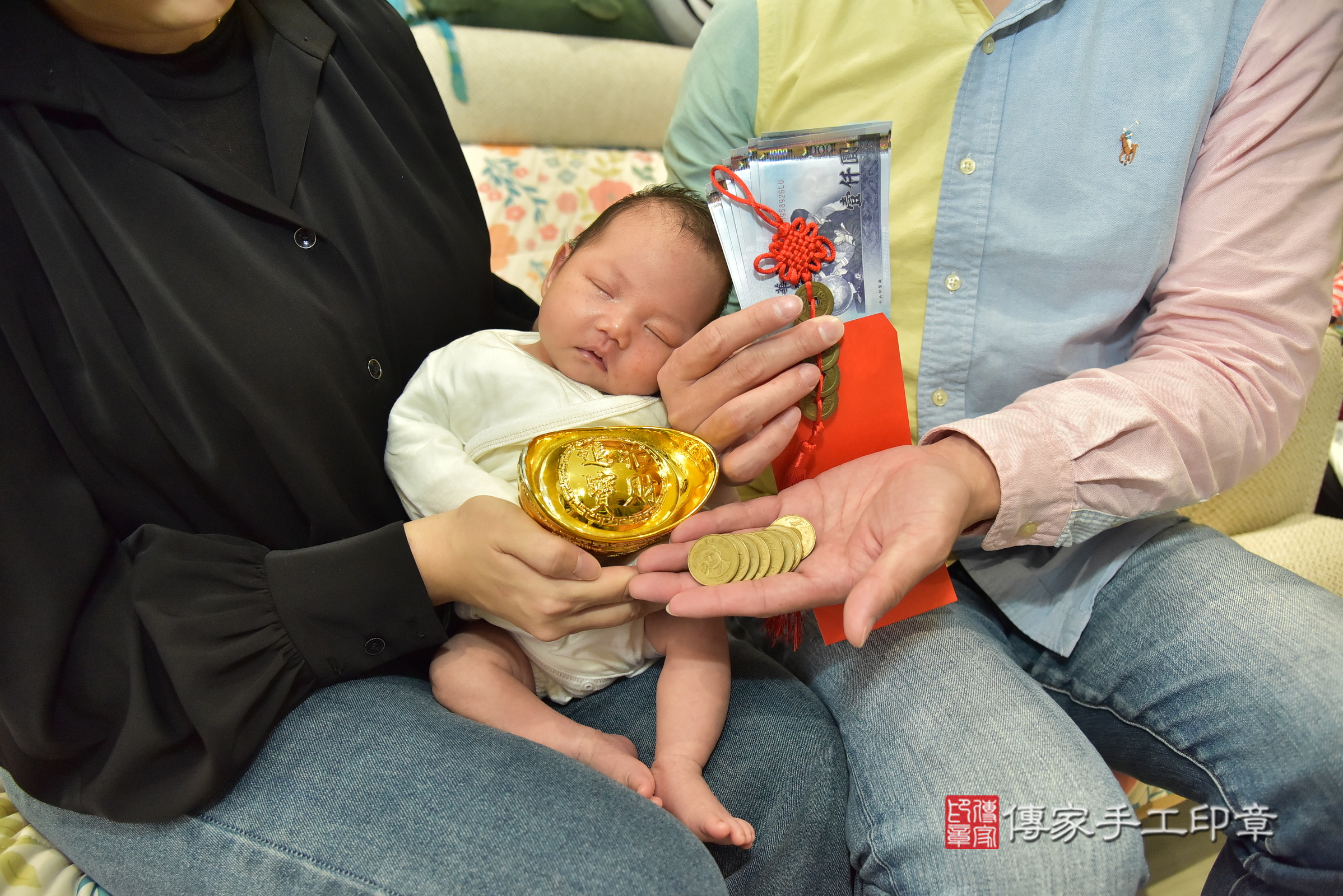 小維寶寶(新北市新莊區到府嬰兒小維寶寶滿月剃頭理髮、到府嬰兒剃胎毛儀式吉祥話)。到府剃頭剃胎毛主持、專業拍照、證書。★購買「臍帶章、肚臍章、胎毛筆刷印章」贈送：剃頭、收涎、抓周，三選一。2025.1.6，照片12