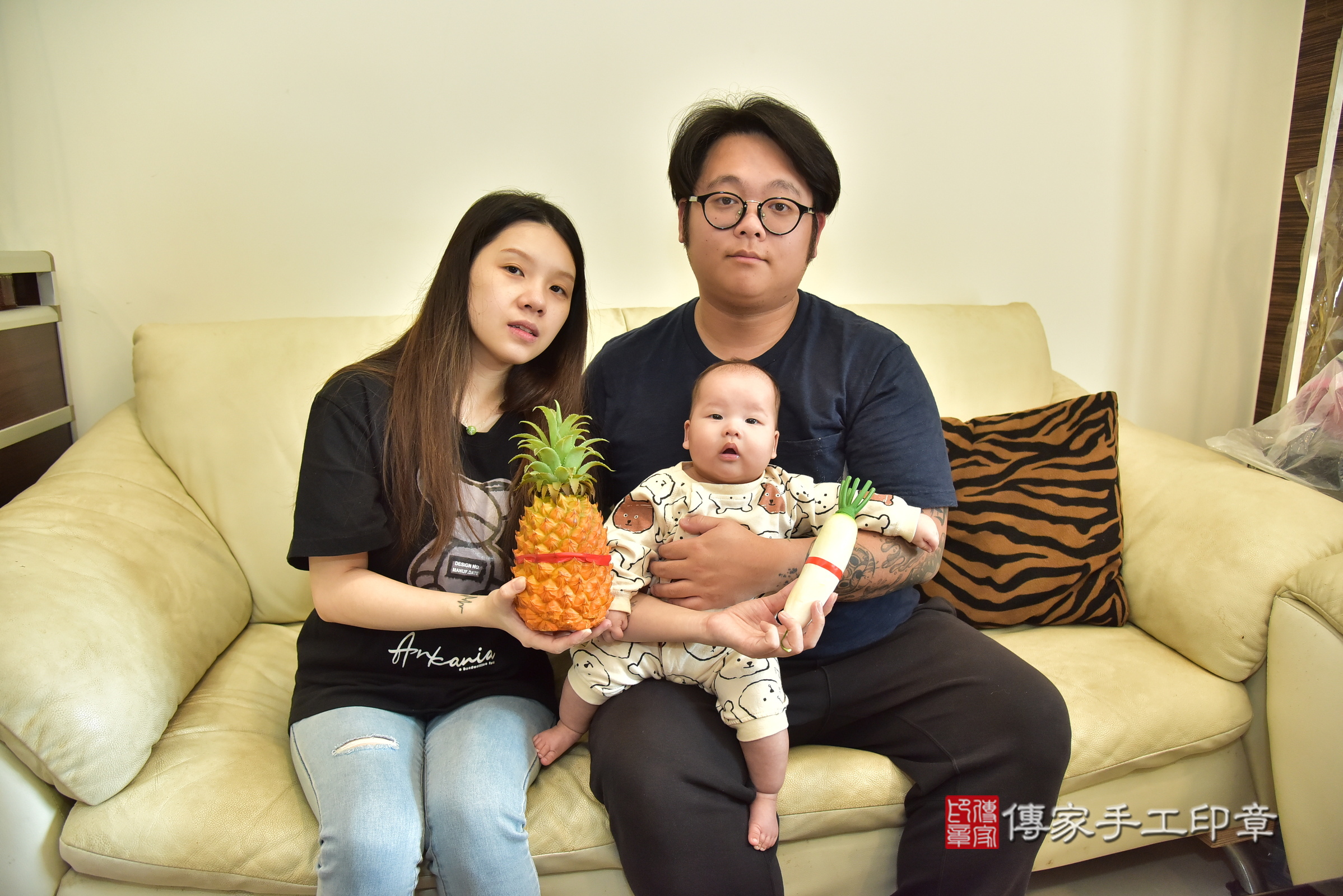 小曜寶寶(新北市林口區到府嬰兒小曜寶寶滿月剃頭理髮、到府嬰兒剃胎毛儀式吉祥話)。到府剃頭剃胎毛主持、專業拍照、證書。★購買「臍帶章、肚臍章、胎毛筆刷印章」贈送：剃頭、收涎、抓周，三選一。2025.1.6，照片5