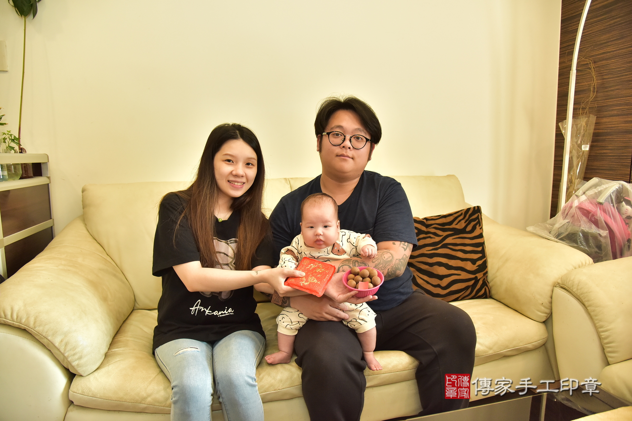 小曜寶寶(新北市林口區到府嬰兒小曜寶寶滿月剃頭理髮、到府嬰兒剃胎毛儀式吉祥話)。到府剃頭剃胎毛主持、專業拍照、證書。★購買「臍帶章、肚臍章、胎毛筆刷印章」贈送：剃頭、收涎、抓周，三選一。2025.1.6，照片4