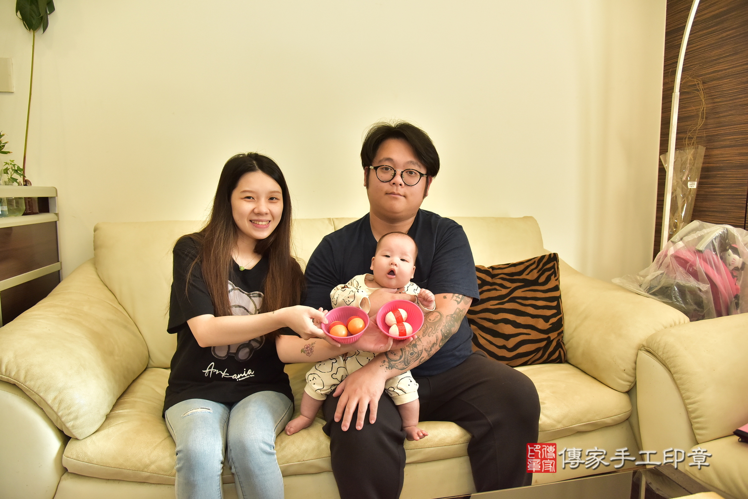 小曜寶寶(新北市林口區到府嬰兒小曜寶寶滿月剃頭理髮、到府嬰兒剃胎毛儀式吉祥話)。到府剃頭剃胎毛主持、專業拍照、證書。★購買「臍帶章、肚臍章、胎毛筆刷印章」贈送：剃頭、收涎、抓周，三選一。2025.1.6，照片3