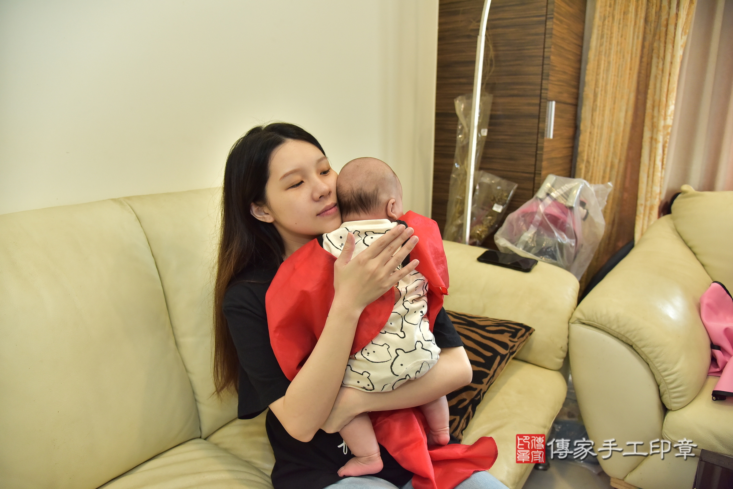 小曜寶寶(新北市林口區到府嬰兒小曜寶寶滿月剃頭理髮、到府嬰兒剃胎毛儀式吉祥話)。到府剃頭剃胎毛主持、專業拍照、證書。★購買「臍帶章、肚臍章、胎毛筆刷印章」贈送：剃頭、收涎、抓周，三選一。2025.1.6，照片11