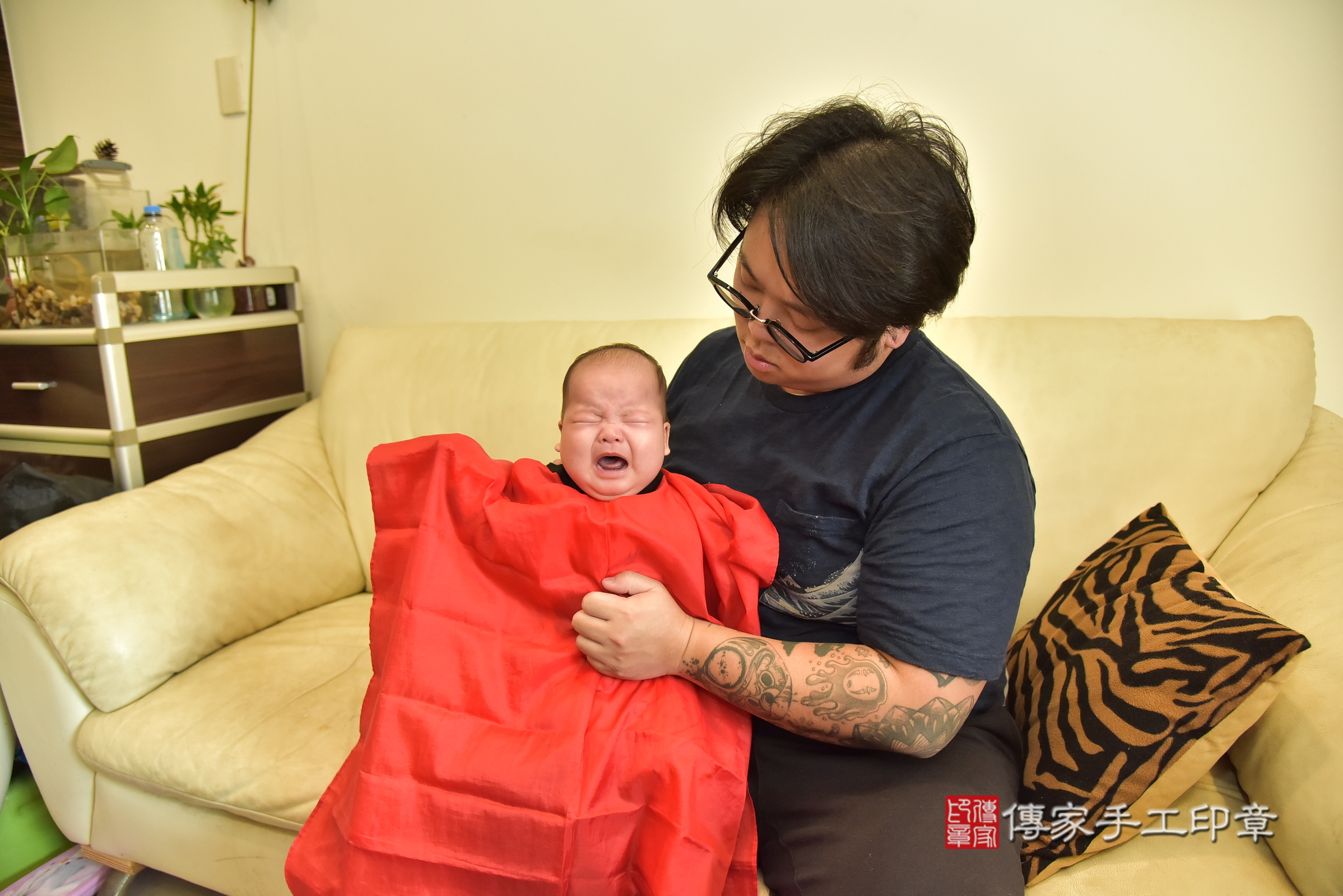 小曜寶寶(新北市林口區到府嬰兒小曜寶寶滿月剃頭理髮、到府嬰兒剃胎毛儀式吉祥話)。到府剃頭剃胎毛主持、專業拍照、證書。★購買「臍帶章、肚臍章、胎毛筆刷印章」贈送：剃頭、收涎、抓周，三選一。2025.1.6，照片10