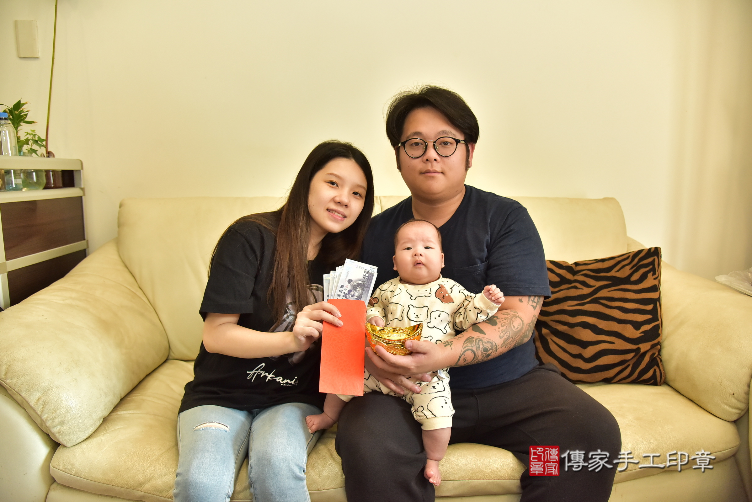 小曜寶寶(新北市林口區到府嬰兒小曜寶寶滿月剃頭理髮、到府嬰兒剃胎毛儀式吉祥話)。到府剃頭剃胎毛主持、專業拍照、證書。★購買「臍帶章、肚臍章、胎毛筆刷印章」贈送：剃頭、收涎、抓周，三選一。2025.1.6，照片8