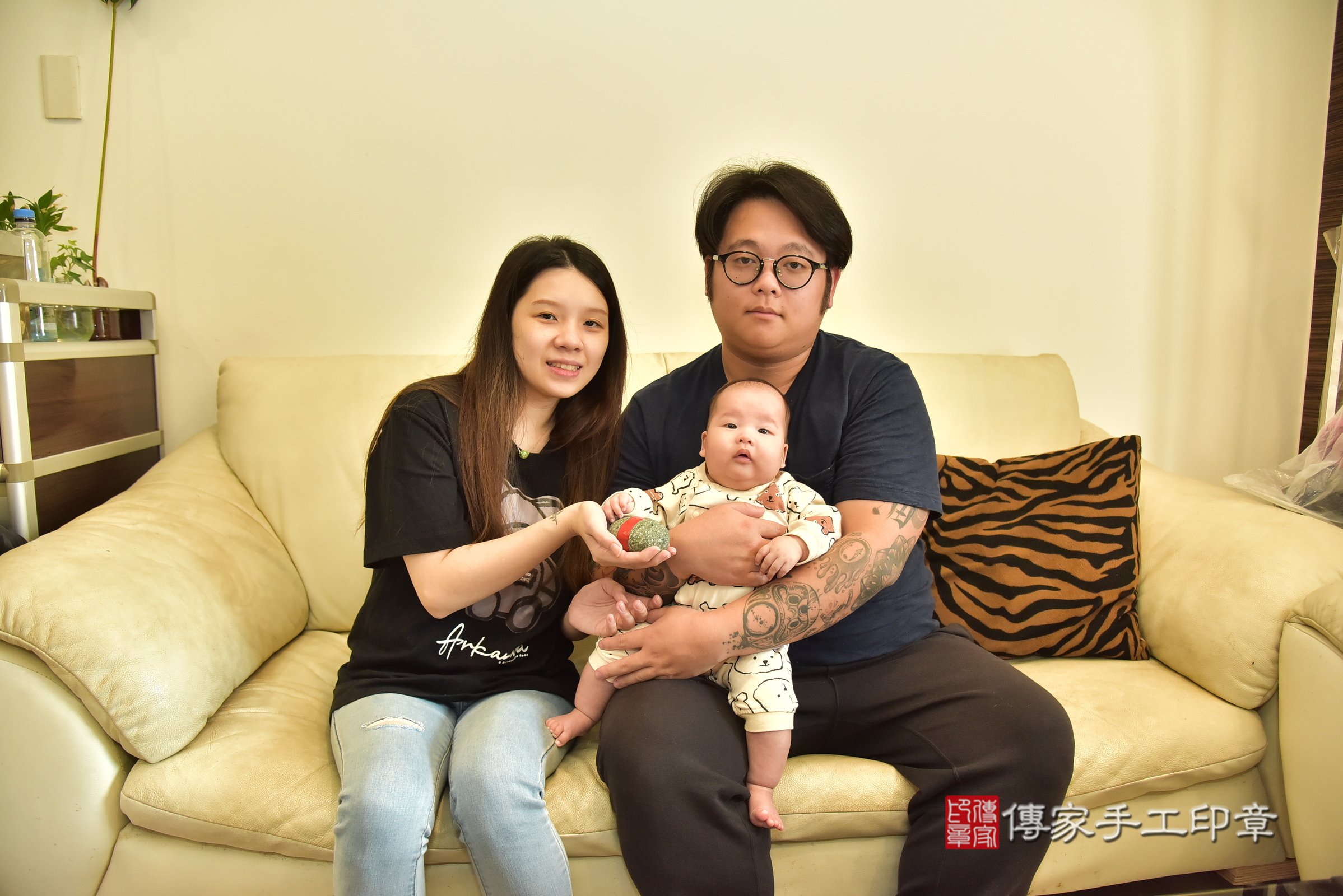 小曜寶寶(新北市林口區到府嬰兒小曜寶寶滿月剃頭理髮、到府嬰兒剃胎毛儀式吉祥話)。到府剃頭剃胎毛主持、專業拍照、證書。★購買「臍帶章、肚臍章、胎毛筆刷印章」贈送：剃頭、收涎、抓周，三選一。2025.1.6，照片9