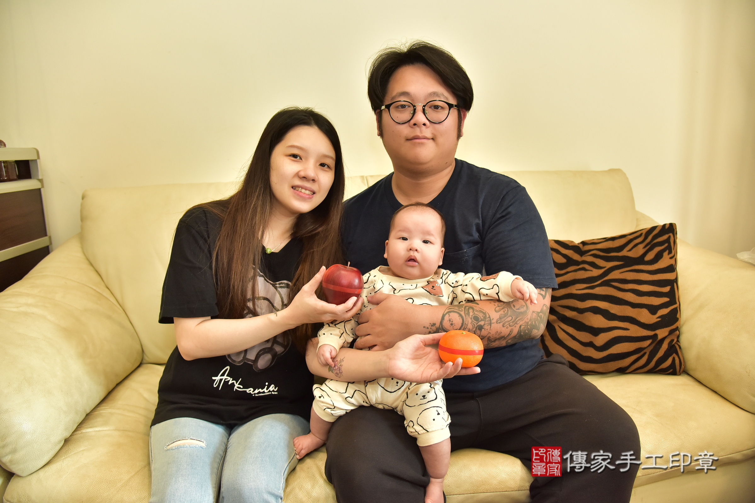 小曜寶寶(新北市林口區到府嬰兒小曜寶寶滿月剃頭理髮、到府嬰兒剃胎毛儀式吉祥話)。到府剃頭剃胎毛主持、專業拍照、證書。★購買「臍帶章、肚臍章、胎毛筆刷印章」贈送：剃頭、收涎、抓周，三選一。2025.1.6，照片6