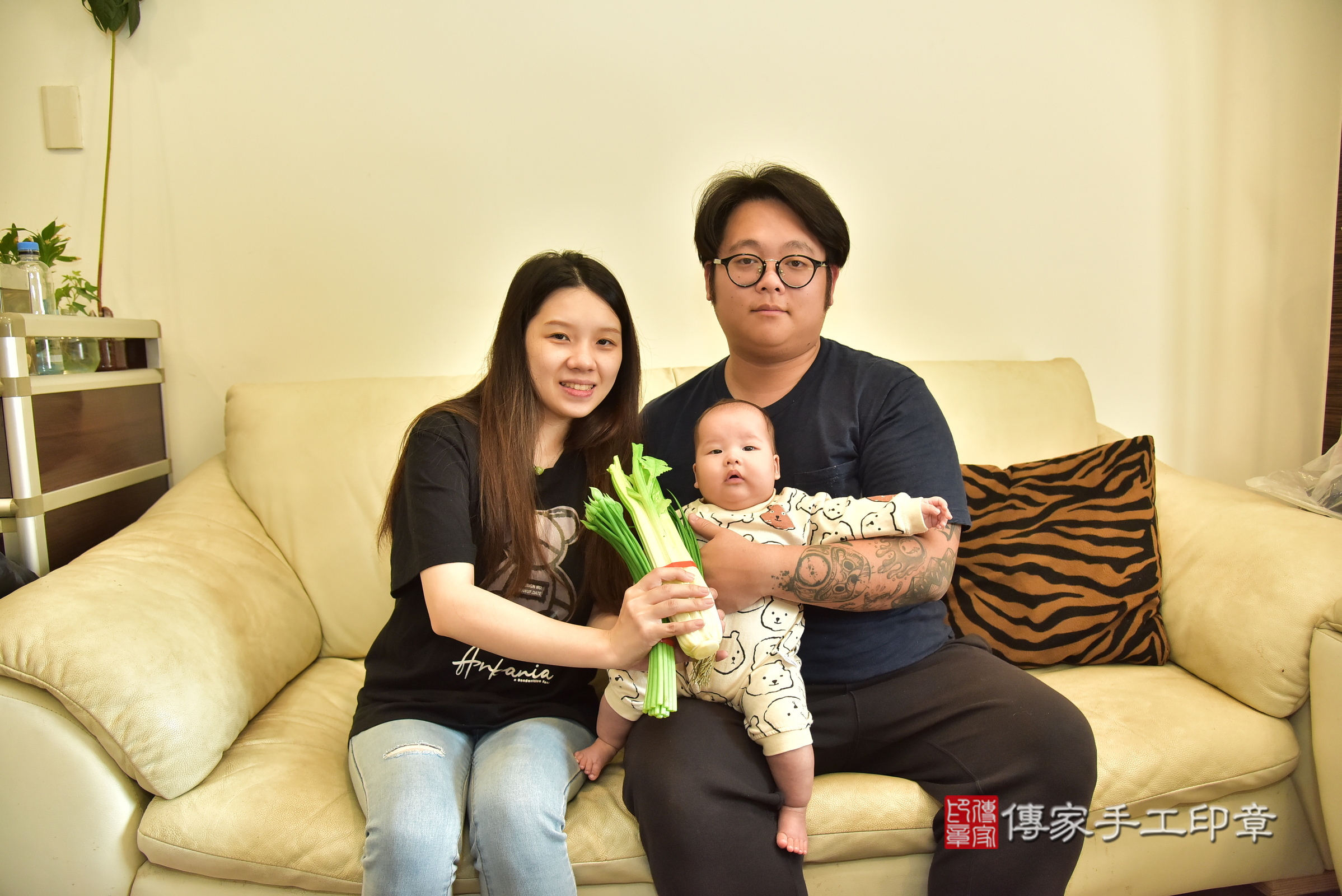小曜寶寶(新北市林口區到府嬰兒小曜寶寶滿月剃頭理髮、到府嬰兒剃胎毛儀式吉祥話)。到府剃頭剃胎毛主持、專業拍照、證書。★購買「臍帶章、肚臍章、胎毛筆刷印章」贈送：剃頭、收涎、抓周，三選一。2025.1.6，照片7