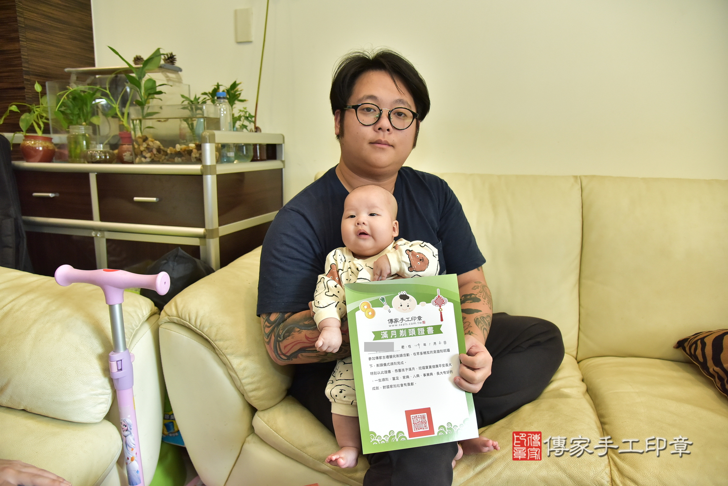 小曜寶寶(新北市林口區到府嬰兒小曜寶寶滿月剃頭理髮、到府嬰兒剃胎毛儀式吉祥話)。到府剃頭剃胎毛主持、專業拍照、證書。★購買「臍帶章、肚臍章、胎毛筆刷印章」贈送：剃頭、收涎、抓周，三選一。2025.1.6，照片12