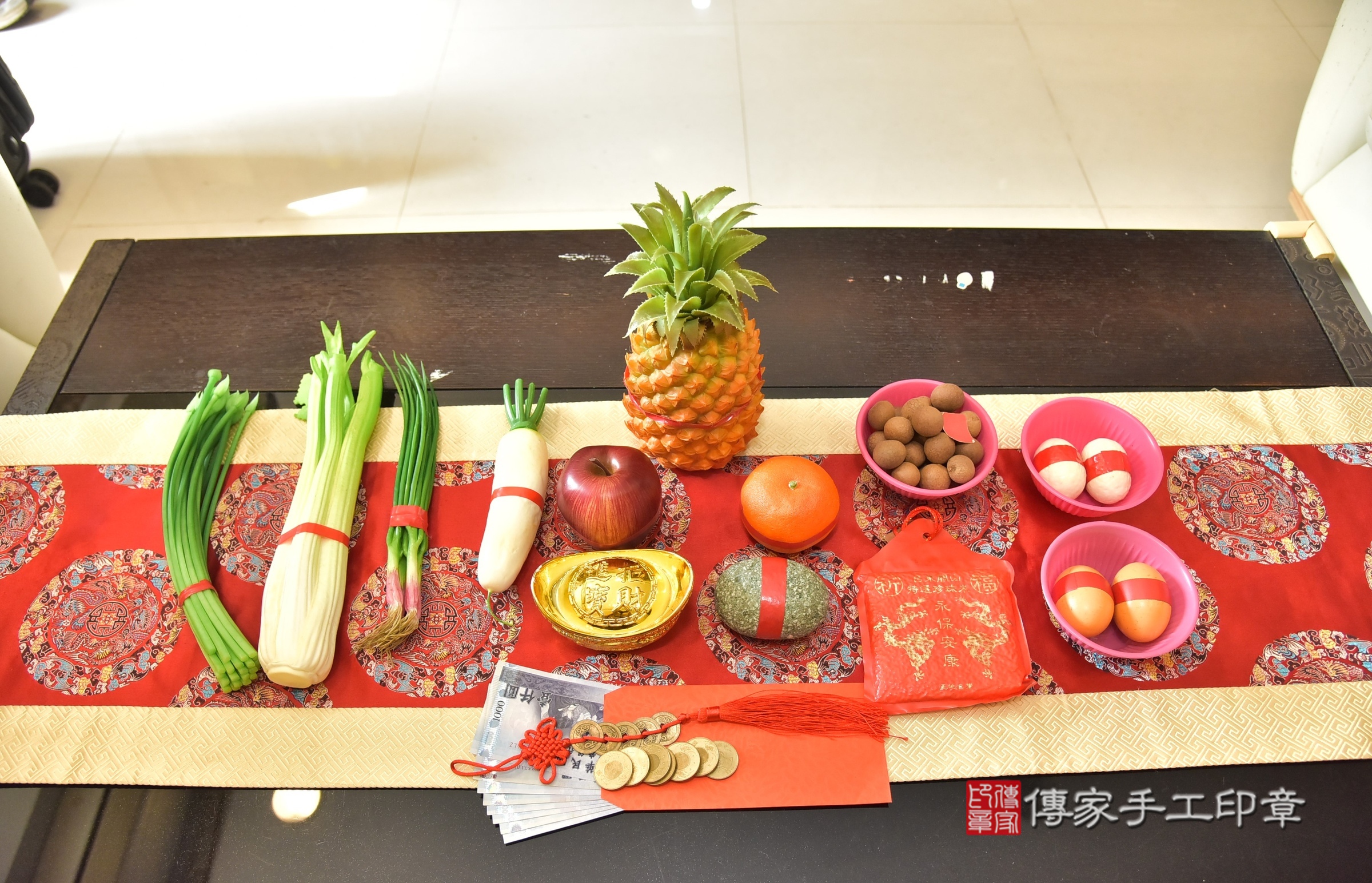 小曜寶寶(新北市林口區到府嬰兒小曜寶寶滿月剃頭理髮、到府嬰兒剃胎毛儀式吉祥話)。到府剃頭剃胎毛主持、專業拍照、證書。★購買「臍帶章、肚臍章、胎毛筆刷印章」贈送：剃頭、收涎、抓周，三選一。2025.1.6，照片2