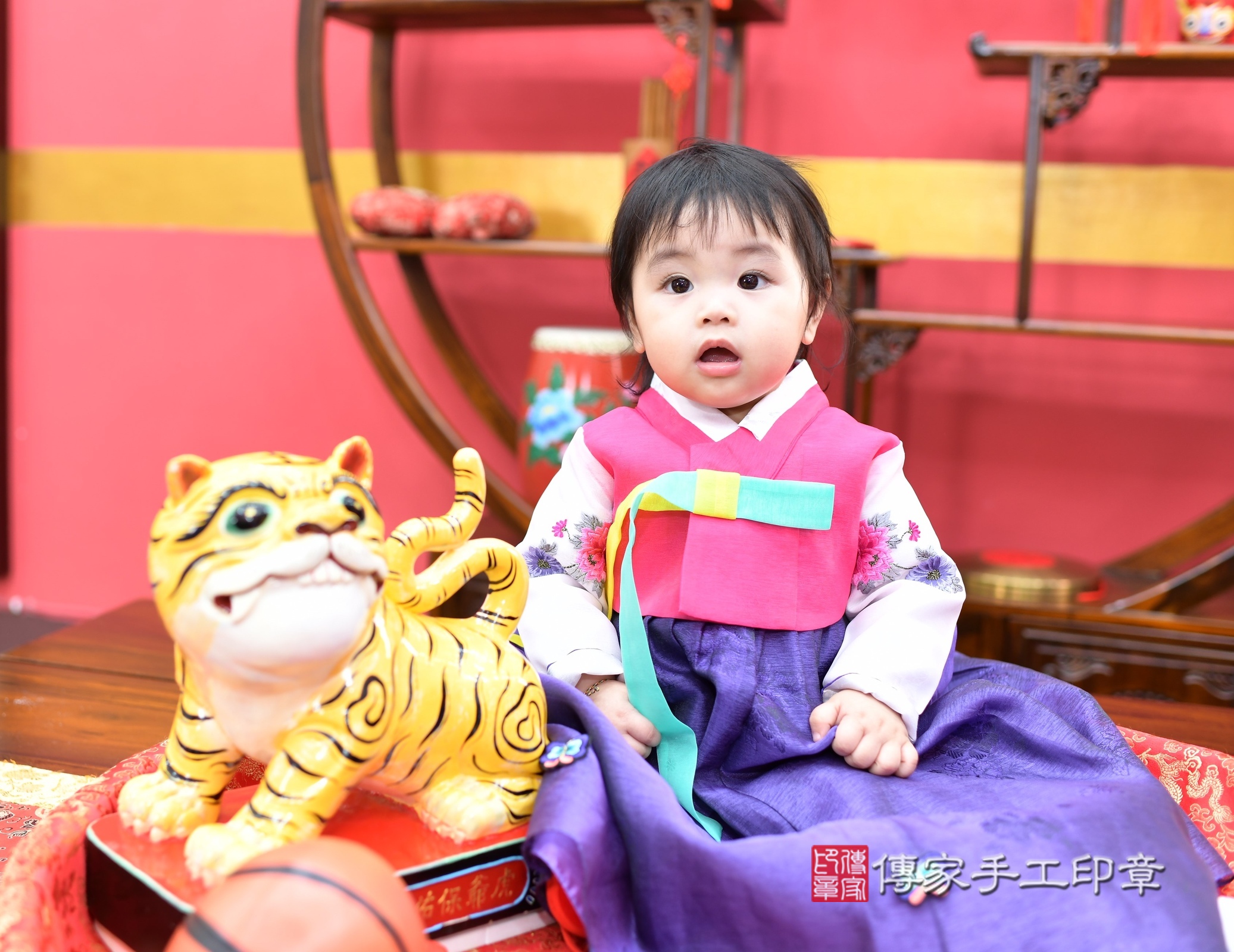 新北市永和區小璇寶寶抓周推薦：傳家新北店抓周度脺中國風會場，嬰兒古禮抓周流程儀式吉祥話、抓周道具物品24種、拍照。抓周證書。2025.1.4，照片3