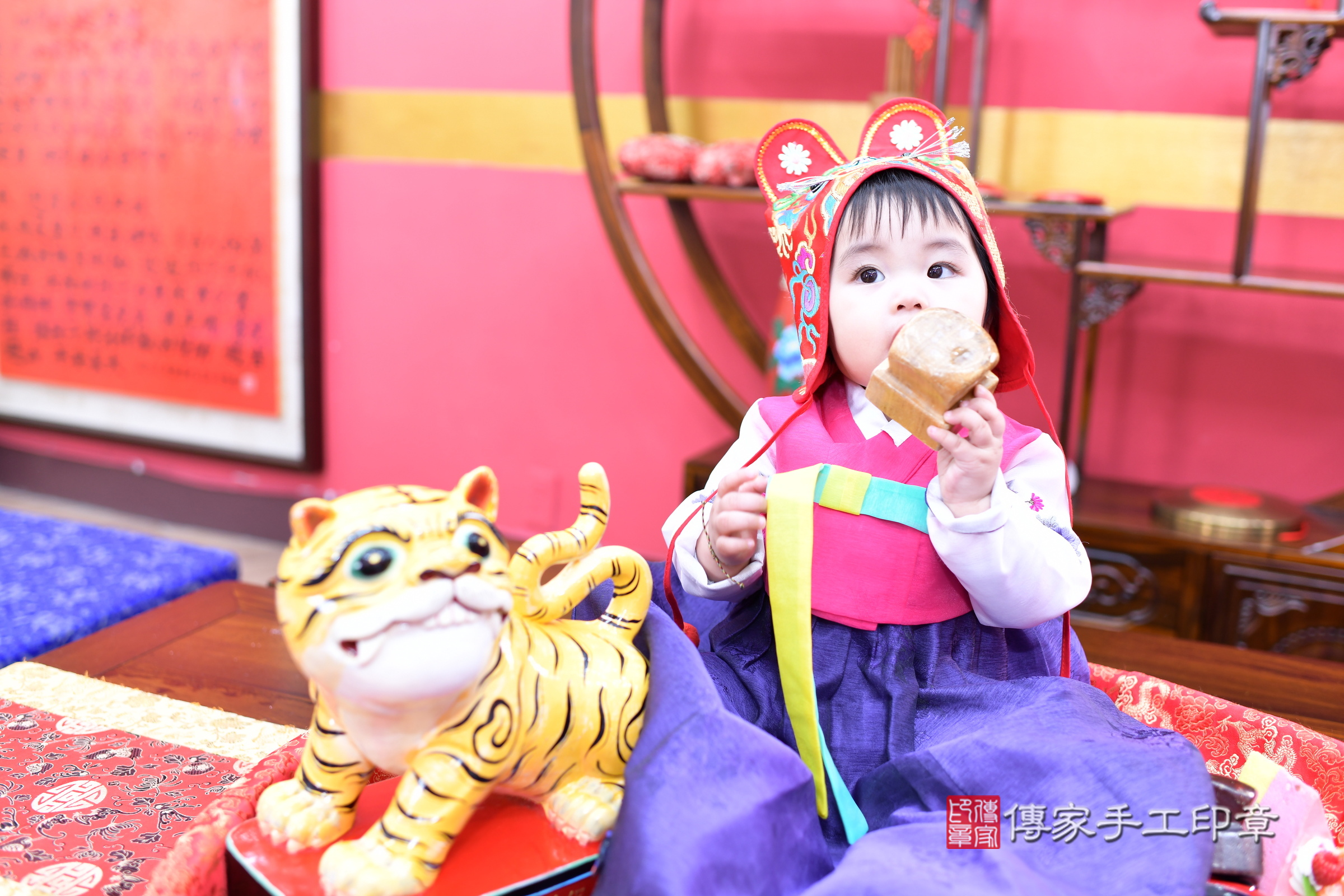 新北市永和區小璇寶寶抓周推薦：傳家新北店抓周度脺中國風會場，嬰兒古禮抓周流程儀式吉祥話、抓周道具物品24種、拍照。抓周證書。2025.1.4，照片4