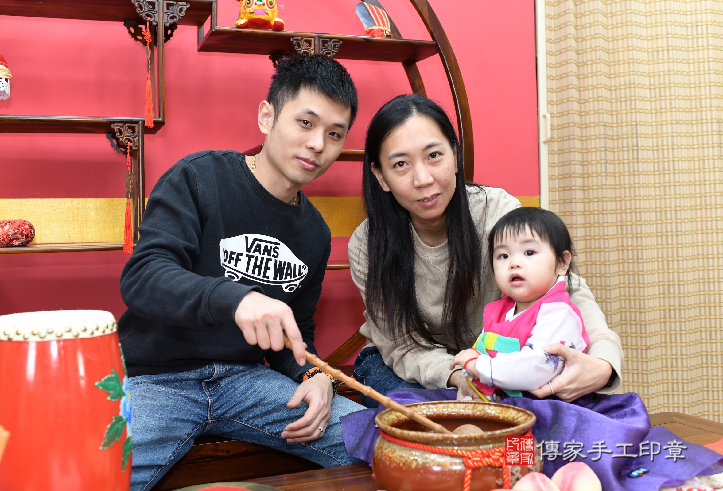 新北市永和區小璇寶寶抓周推薦：傳家新北店抓周度脺中國風會場，嬰兒古禮抓周流程儀式吉祥話、抓周道具物品24種、拍照。抓周證書。2025.1.4，照片14