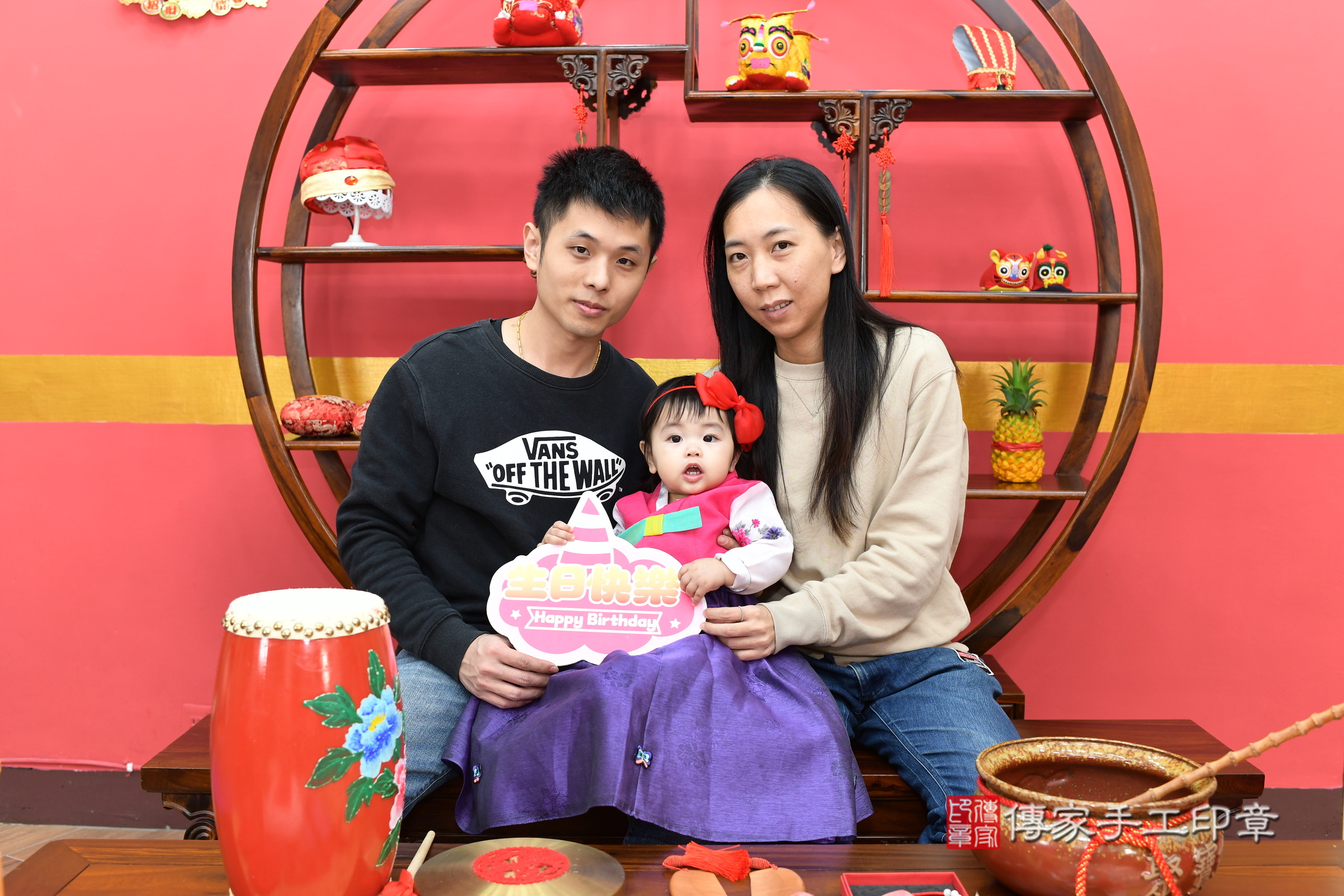 新北市永和區小璇寶寶抓周推薦：傳家新北店抓周度脺中國風會場，嬰兒古禮抓周流程儀式吉祥話、抓周道具物品24種、拍照。抓周證書。2025.1.4，照片19