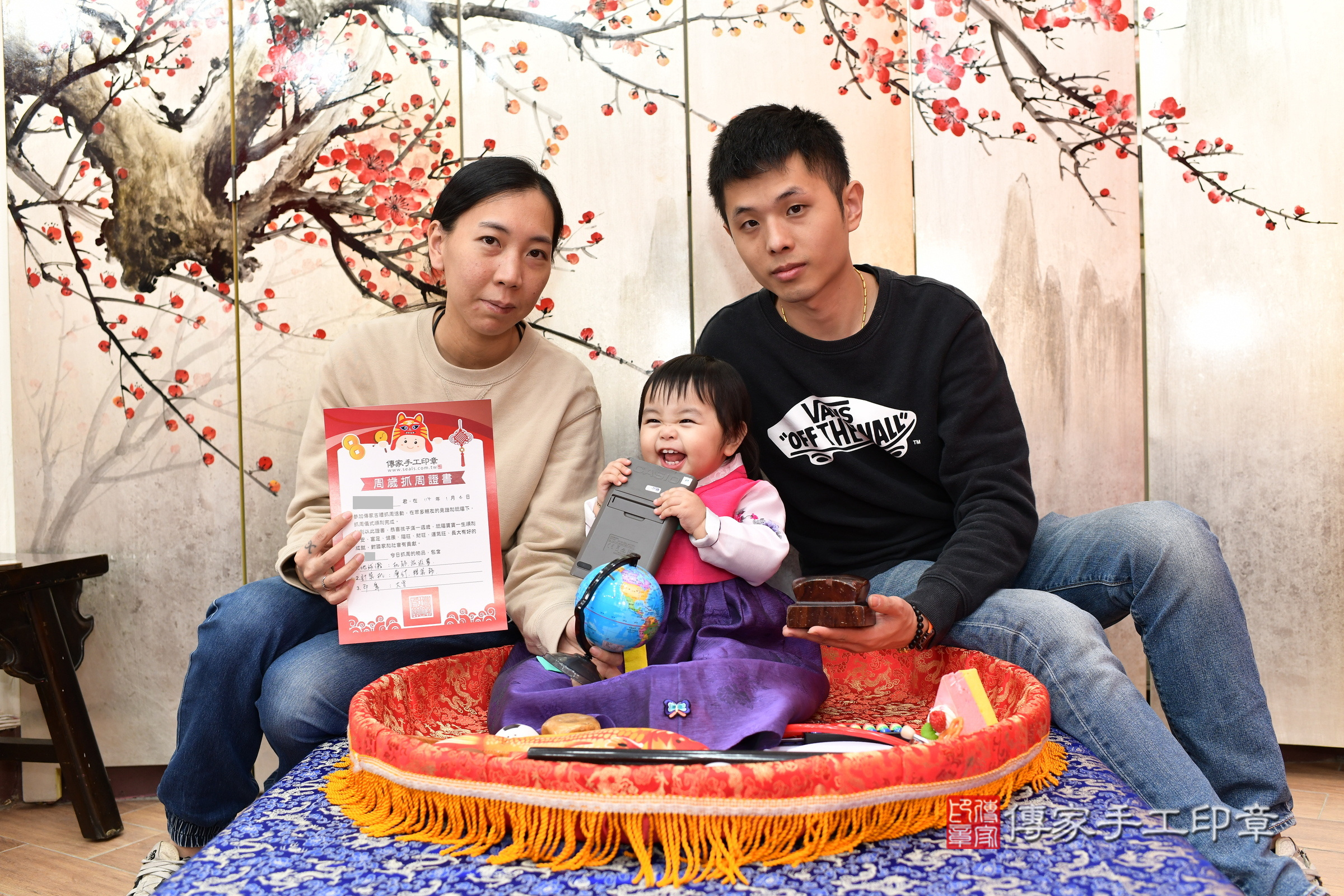 新北市永和區小璇寶寶抓周推薦：傳家新北店抓周度脺中國風會場，嬰兒古禮抓周流程儀式吉祥話、抓周道具物品24種、拍照。抓周證書。2025.1.4，照片5