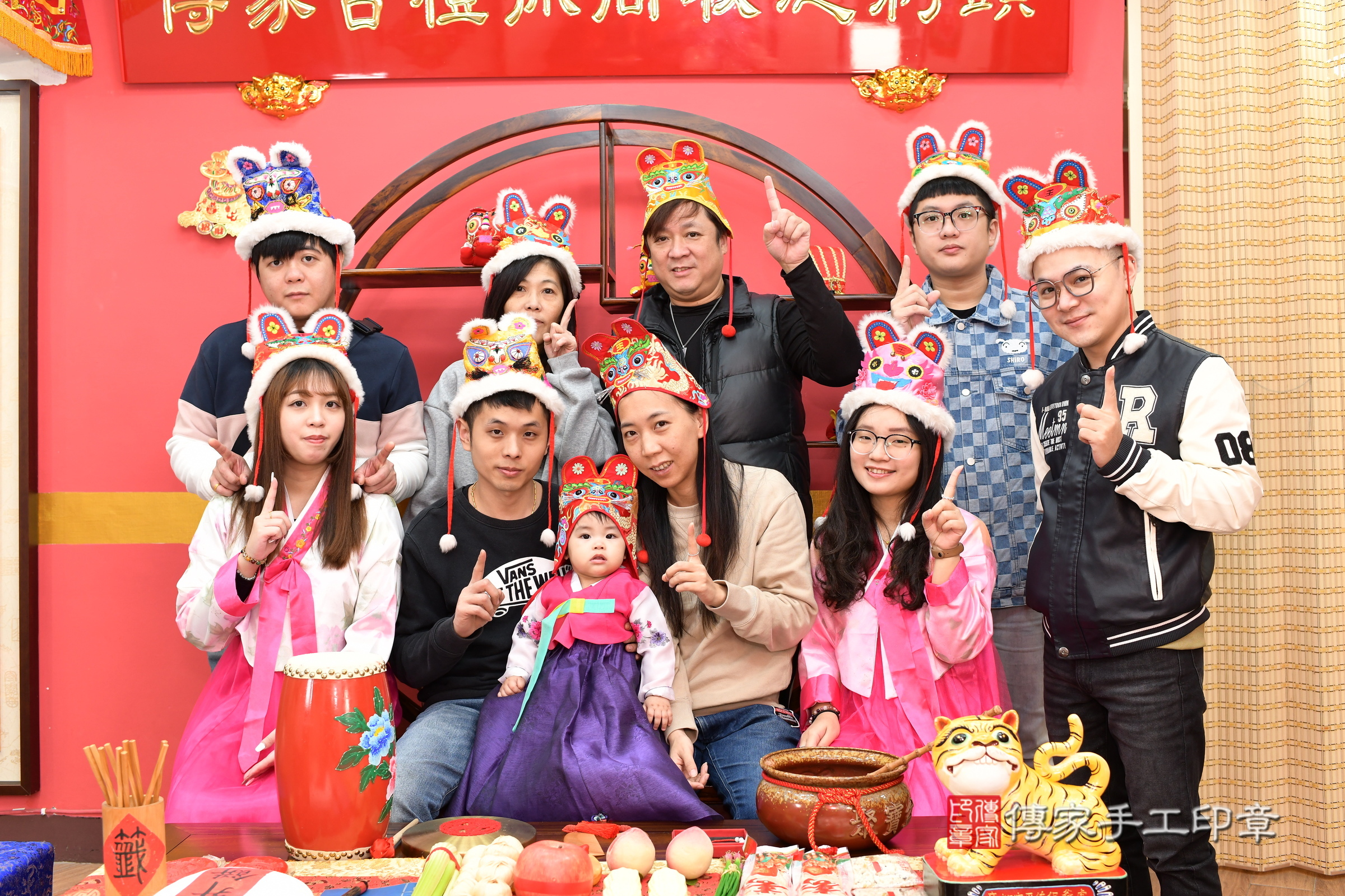 新北市永和區小璇寶寶抓周推薦：傳家新北店抓周度脺中國風會場，嬰兒古禮抓周流程儀式吉祥話、抓周道具物品24種、拍照。抓周證書。2025.1.4，照片17