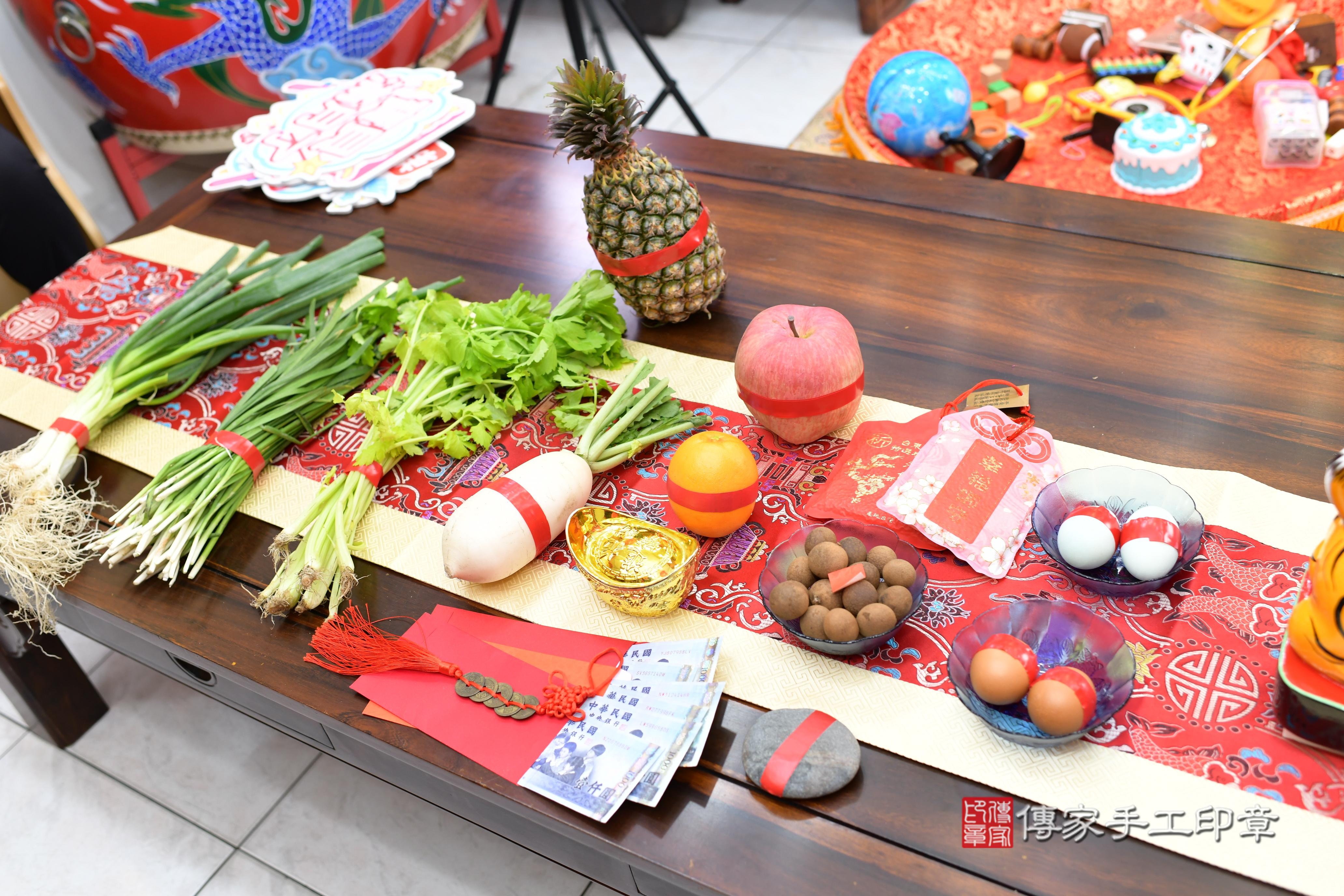 傳家手工印章台南店、抓周、度脺、中國風會場、傳家嬰兒古禮、吉祥話、抓周道具物品24種、拍照。抓周證書。寶寶抓周、滿周歲、生日快樂、祝福