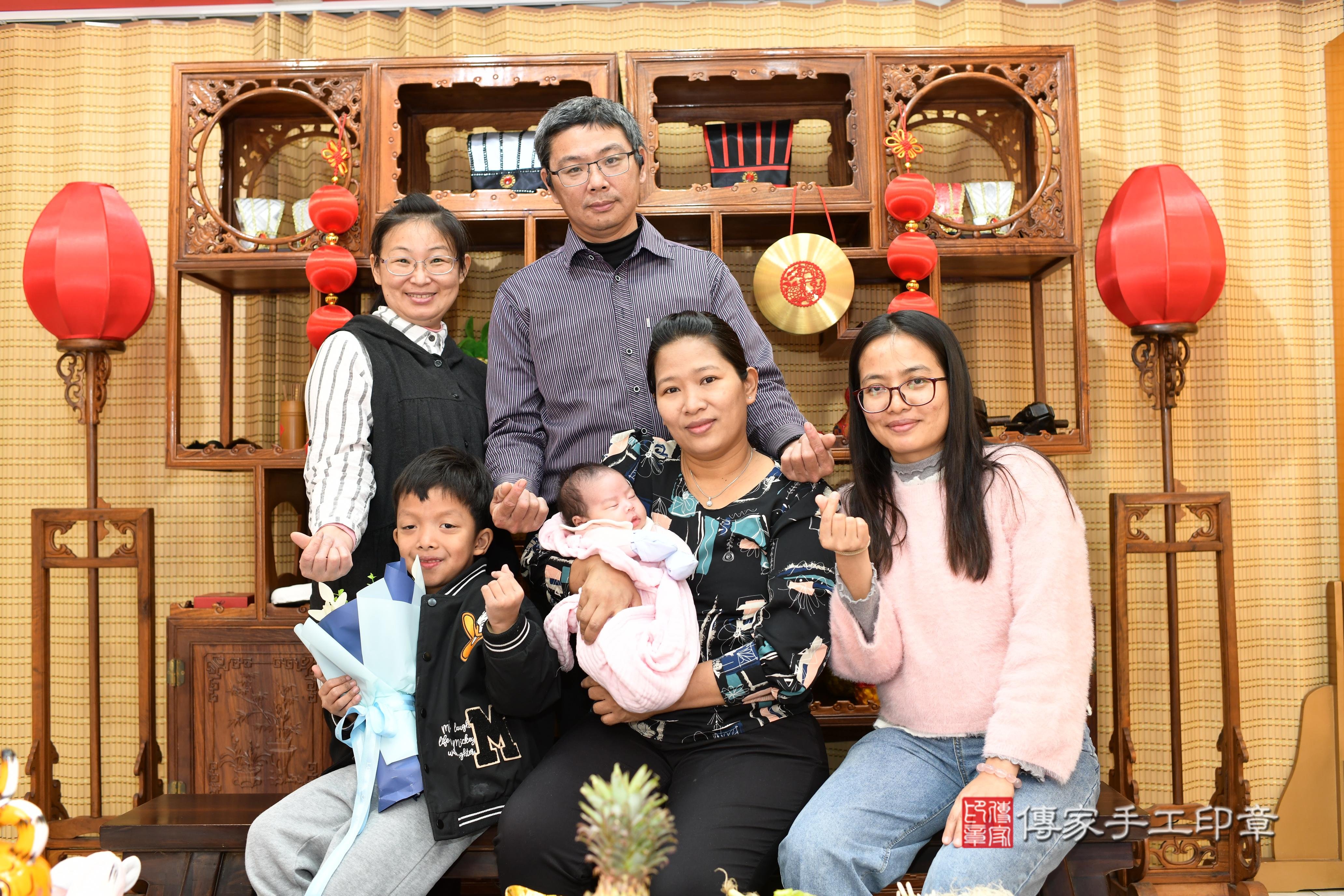 傳家手工印章台南店、抓周、度脺、中國風會場、傳家嬰兒古禮、吉祥話、抓周道具物品24種、拍照。抓周證書。寶寶抓周、滿周歲、生日快樂、祝福