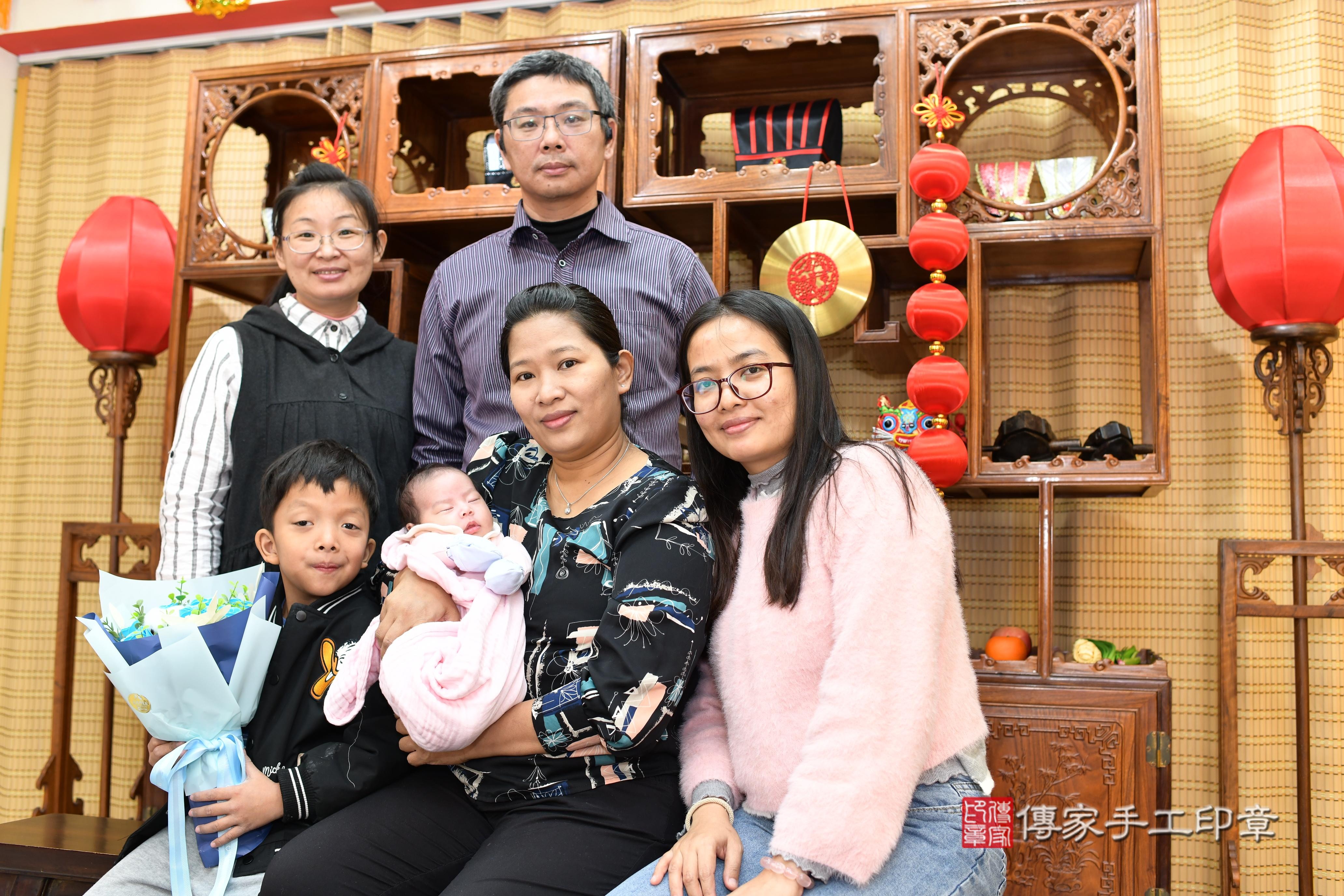 傳家手工印章台南店、抓周、度脺、中國風會場、傳家嬰兒古禮、吉祥話、抓周道具物品24種、拍照。抓周證書。寶寶抓周、滿周歲、生日快樂、祝福