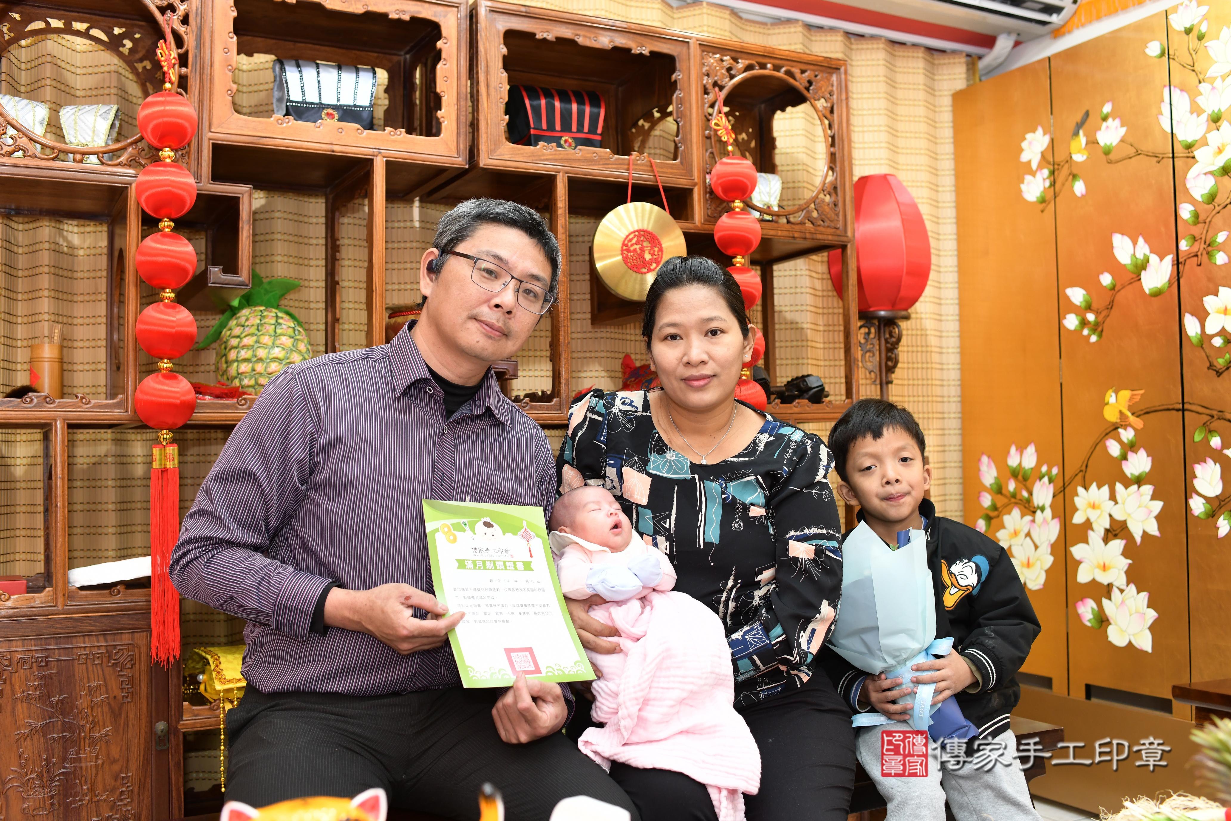 傳家手工印章台南店、抓周、度脺、中國風會場、傳家嬰兒古禮、吉祥話、抓周道具物品24種、拍照。抓周證書。寶寶抓周、滿周歲、生日快樂、祝福