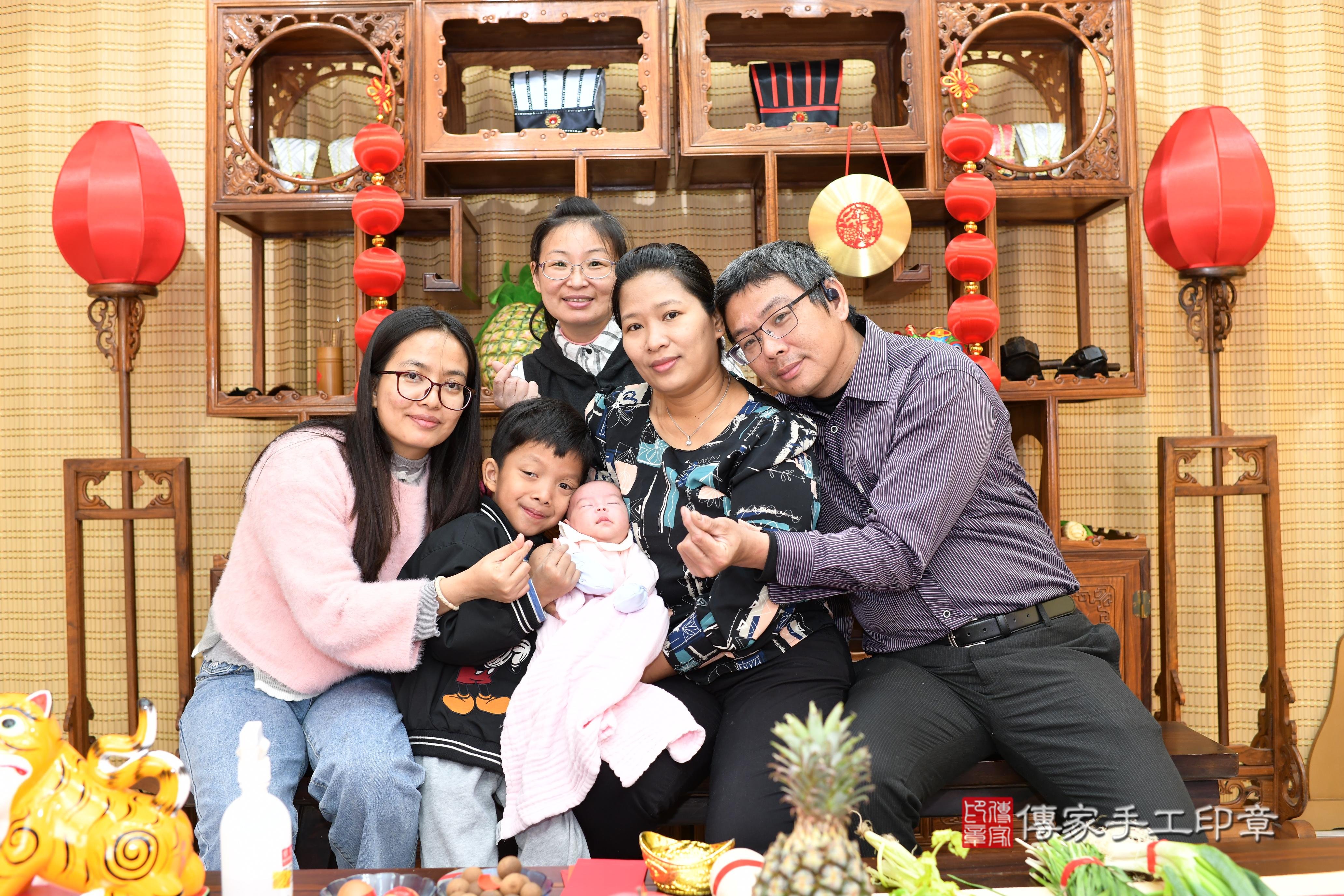 傳家手工印章台南店、抓周、度脺、中國風會場、傳家嬰兒古禮、吉祥話、抓周道具物品24種、拍照。抓周證書。寶寶抓周、滿周歲、生日快樂、祝福