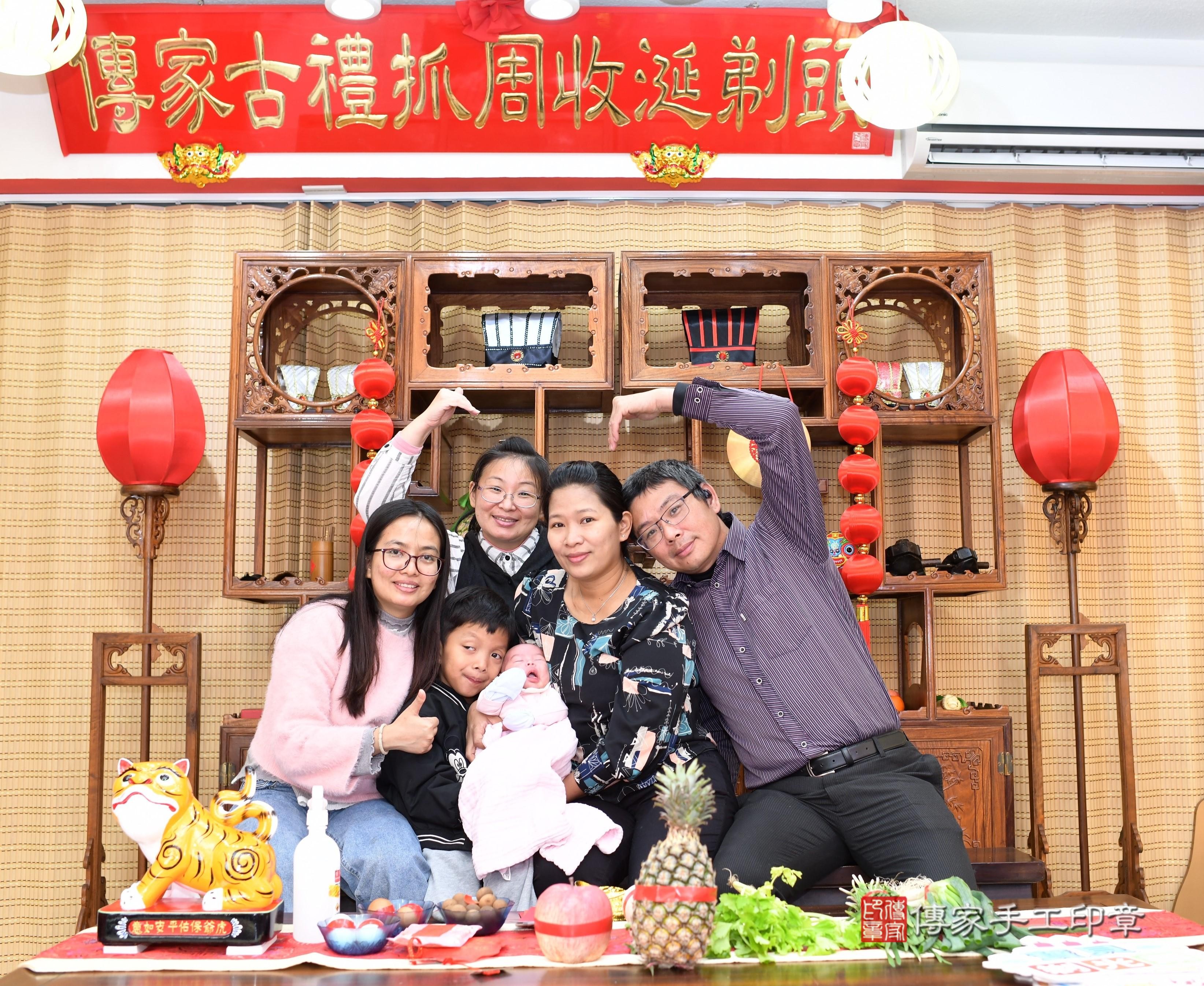 傳家手工印章台南店、抓周、度脺、中國風會場、傳家嬰兒古禮、吉祥話、抓周道具物品24種、拍照。抓周證書。寶寶抓周、滿周歲、生日快樂、祝福
