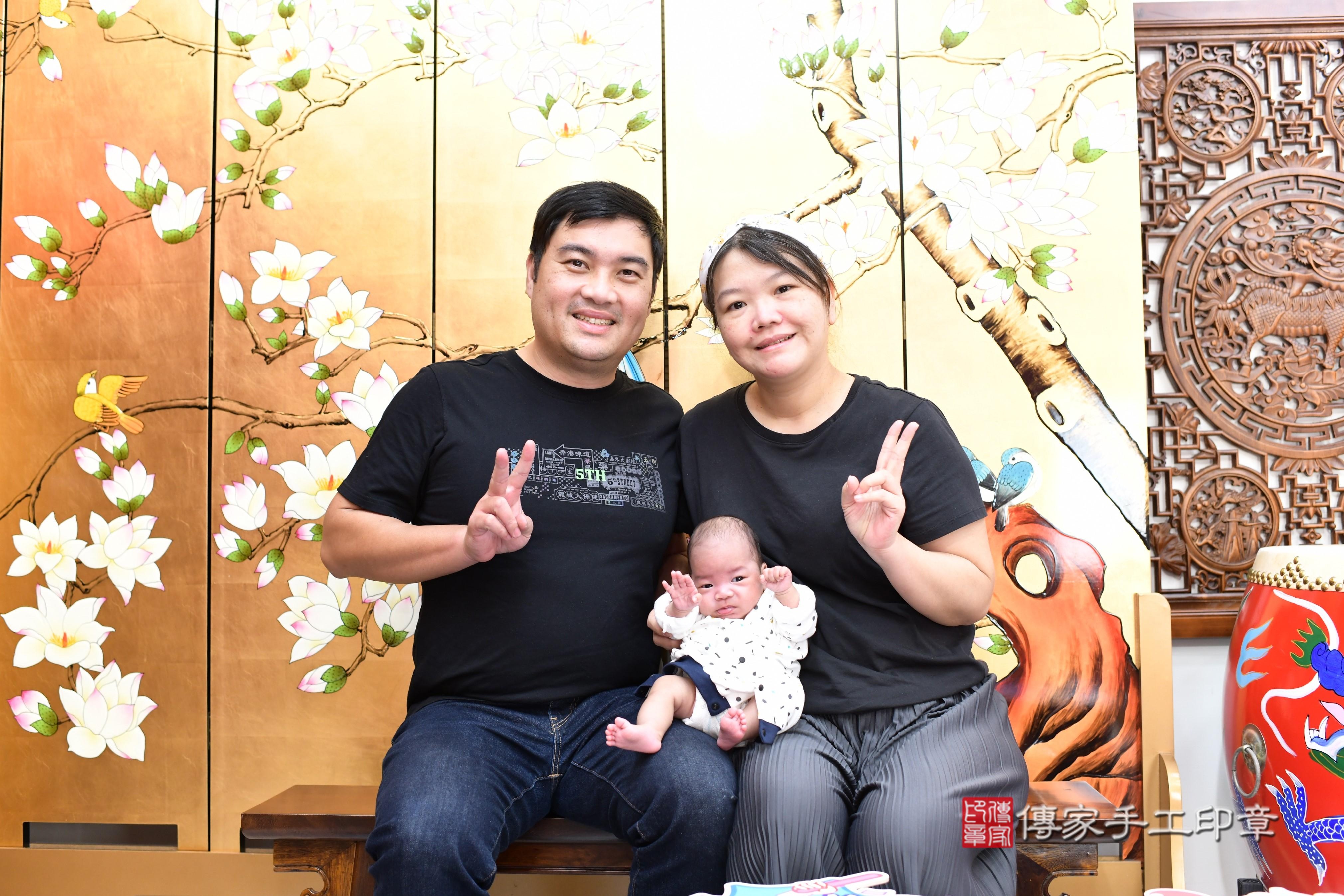 傳家手工印章台南店、抓周、度脺、中國風會場、傳家嬰兒古禮、吉祥話、抓周道具物品24種、拍照。抓周證書。寶寶抓周、滿周歲、生日快樂、祝福