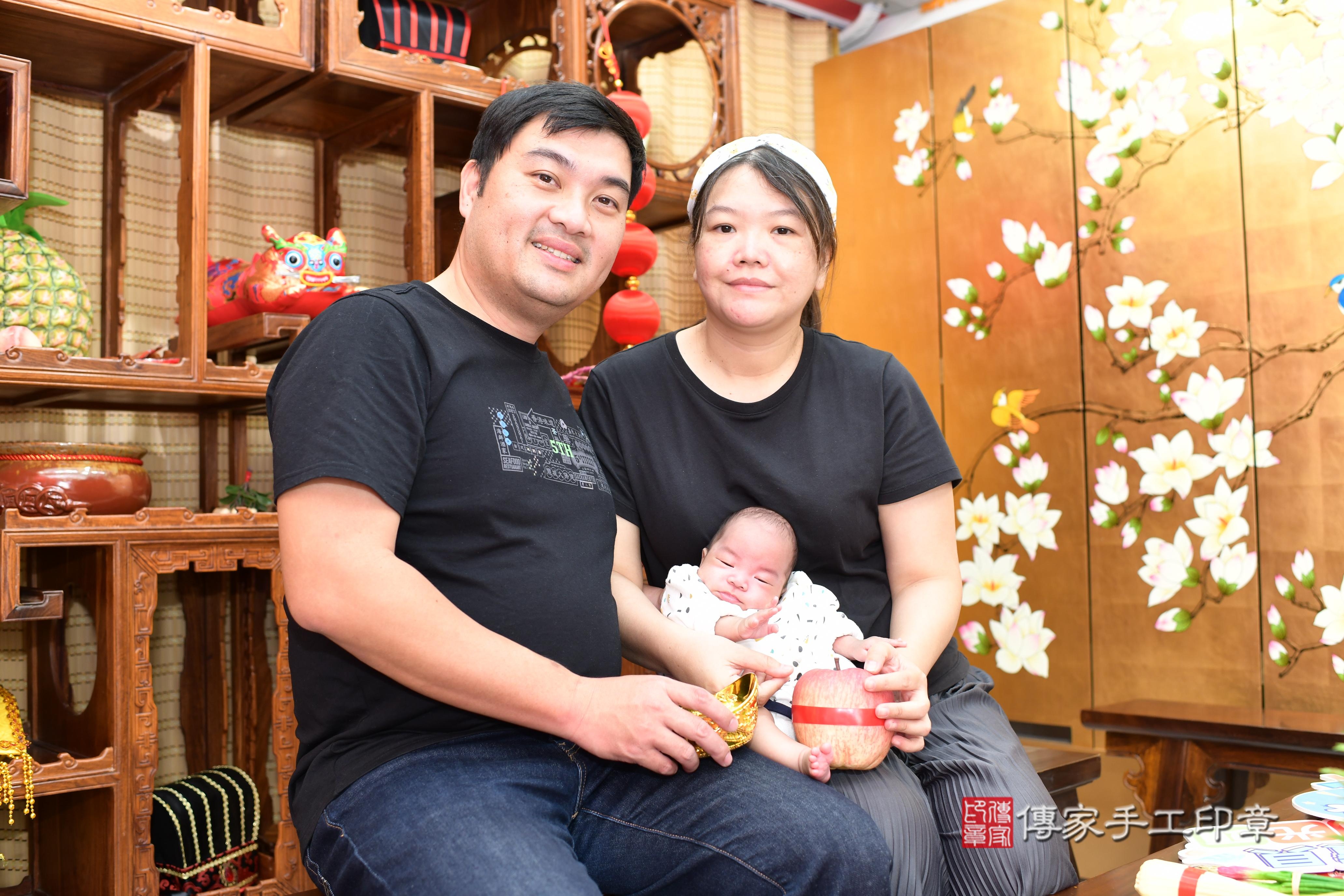 傳家手工印章台南店、抓周、度脺、中國風會場、傳家嬰兒古禮、吉祥話、抓周道具物品24種、拍照。抓周證書。寶寶抓周、滿周歲、生日快樂、祝福