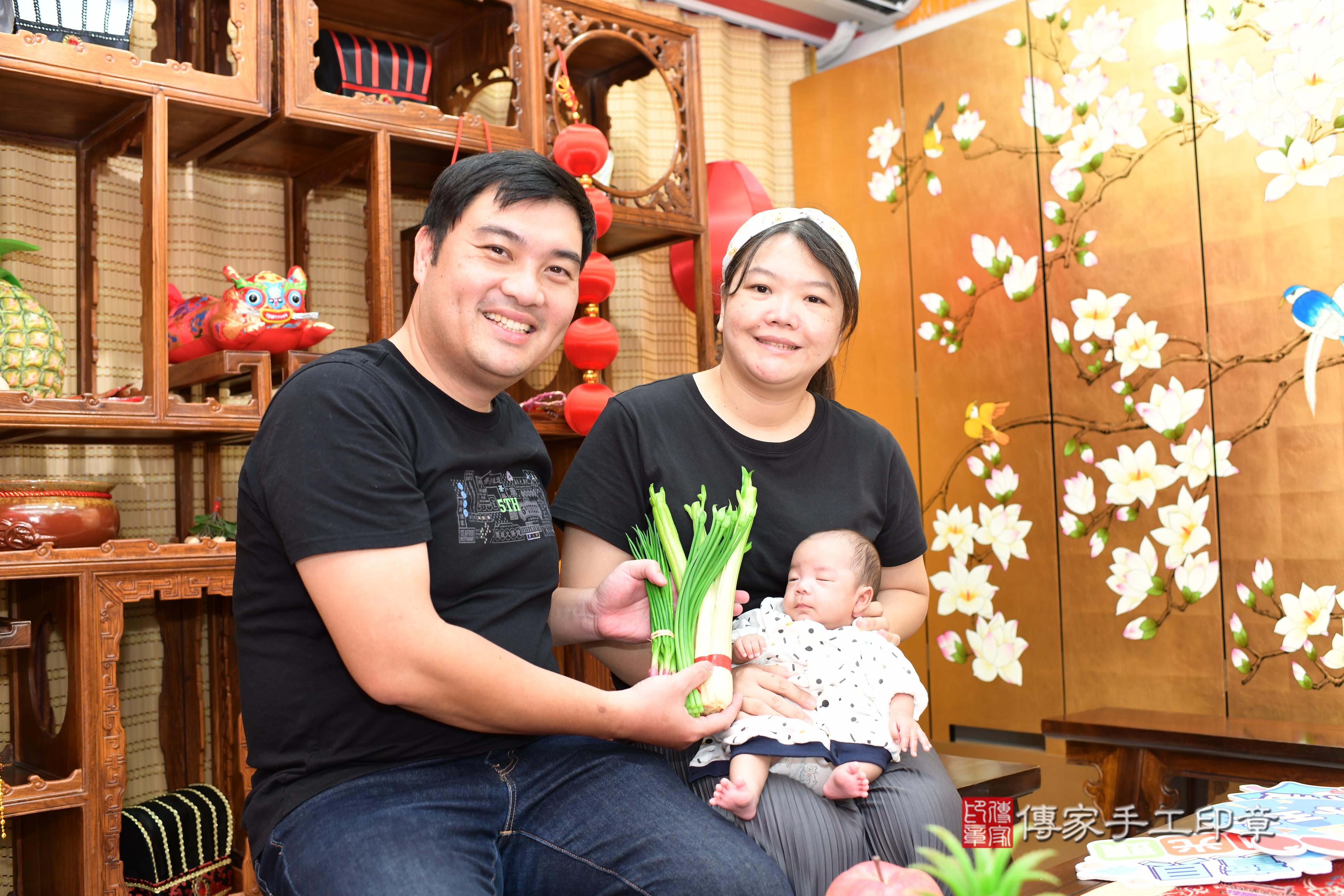 傳家手工印章台南店、抓周、度脺、中國風會場、傳家嬰兒古禮、吉祥話、抓周道具物品24種、拍照。抓周證書。寶寶抓周、滿周歲、生日快樂、祝福