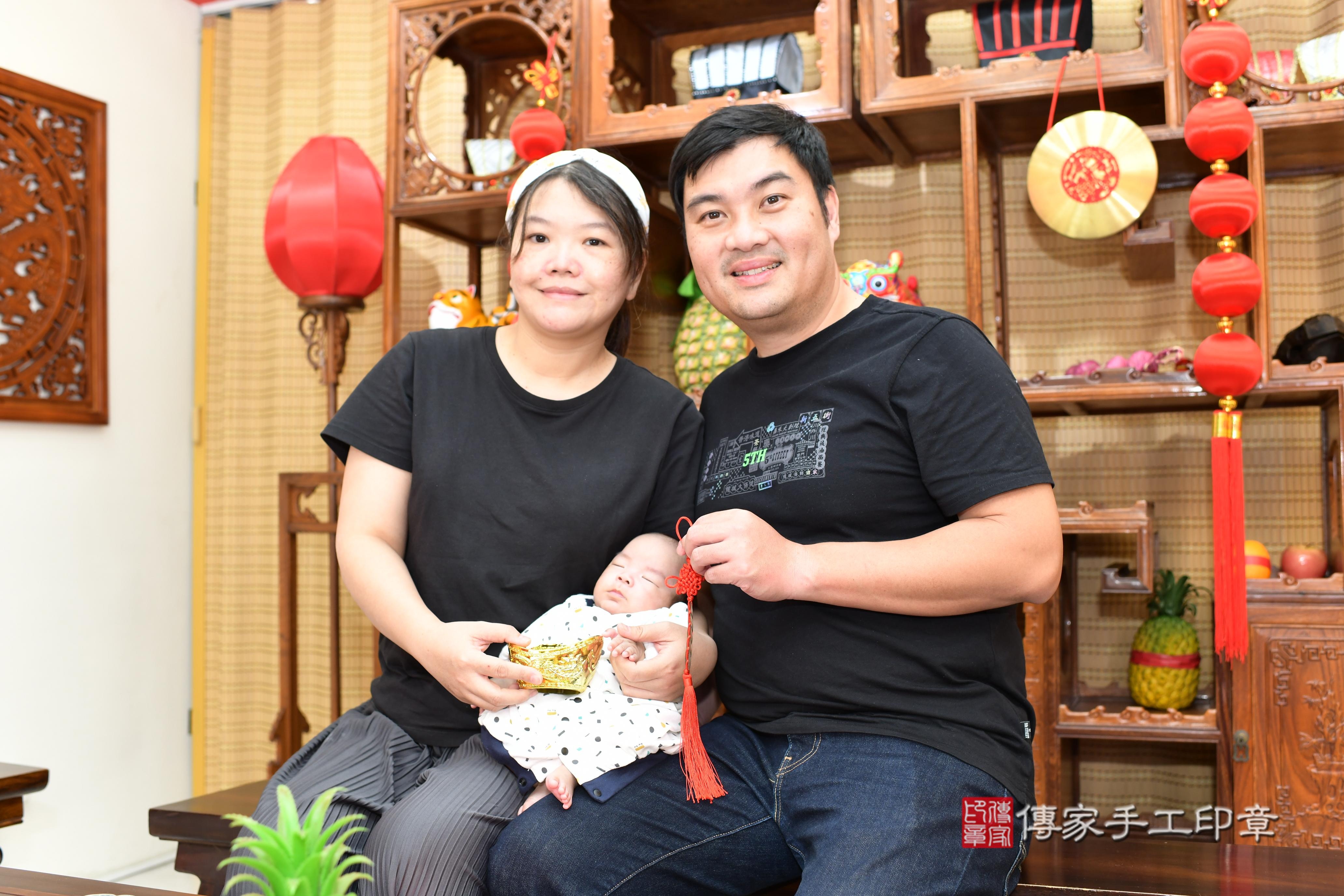 傳家手工印章台南店、抓周、度脺、中國風會場、傳家嬰兒古禮、吉祥話、抓周道具物品24種、拍照。抓周證書。寶寶抓周、滿周歲、生日快樂、祝福